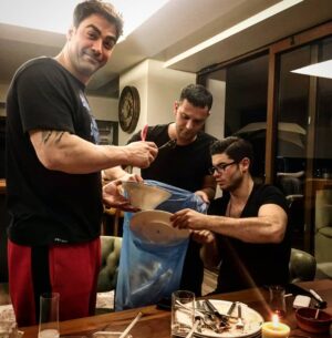 Uğur Biçer Instagram - Doğum günümün tek karesi 🙄 Çöp toplioz... sabah 7 set erken bitirdik geceyi ... 31 yaş 😎 .. hep böyle samimi temiz dostlarinız olsun hayatta 😂 ( yarin dogum gunu ) #savaşçı