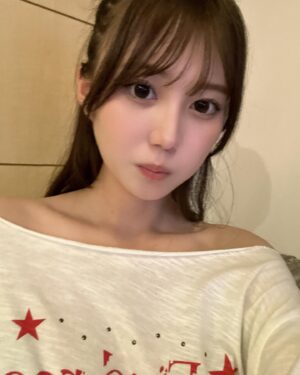 Ui Mihara Instagram - 久々の自撮り
最近あっつい溶けそう
あ、仕事の都合で髪すこーし染めたよ