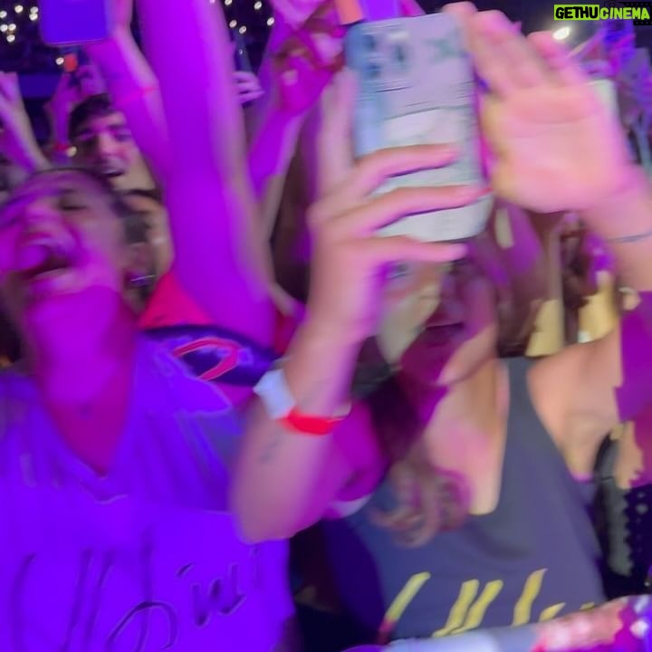 Ultimo - 347.9K Likes - Le 2 date all’Olimpico e la data a San Siro sono sold out… UN ANNO PRIMA!
Risultato INCREDIBILE!
Qui di seguito un po’ di foto, allora:
1. Io che mi faccio la barba che non ho, nel camerino di Roma prima di entrare all’Olimpico.
2. Jac e io in un giardino botanico in Sicilia.
3. Piercarlino che si candida come chitarrista 2025.
4. Un ultras al mio concerto in prima fila che urla, sogna ed espone il suo cartellone.
5. La piscina sobrissima di casa mia. Quanto so sborone.
6. E. che si ciuccia il dito durante l’ecografia. 🩵
7. Io che vedo Giulietta 📸📸📸 sul palco e le sorrido.
8. Un ragazzo che interpreta NEVE AL SOLE entrandoci dentro come se l’avesse scritta lui. Questo è bellissimo.
9. Felice che mi scrive dei sold out mentre guardo il programma più bello del mondo a mani basse: enigmi alieni. (Se la produzione dovesse mai vedere questo mio post, per favore rendetemi partecipe di qualcosa. Tipo qualche vostro viaggio assurdo in Alaska o alle piramidi egizie)
10. IO DA QUI NON MI MUOVO