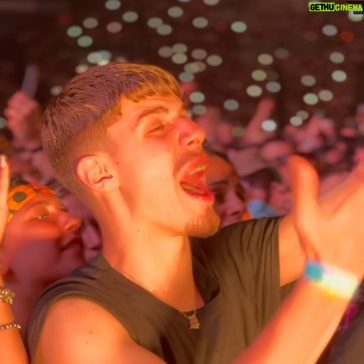 Ultimo - 347.9K Likes - Le 2 date all’Olimpico e la data a San Siro sono sold out… UN ANNO PRIMA!
Risultato INCREDIBILE!
Qui di seguito un po’ di foto, allora:
1. Io che mi faccio la barba che non ho, nel camerino di Roma prima di entrare all’Olimpico.
2. Jac e io in un giardino botanico in Sicilia.
3. Piercarlino che si candida come chitarrista 2025.
4. Un ultras al mio concerto in prima fila che urla, sogna ed espone il suo cartellone.
5. La piscina sobrissima di casa mia. Quanto so sborone.
6. E. che si ciuccia il dito durante l’ecografia. 🩵
7. Io che vedo Giulietta 📸📸📸 sul palco e le sorrido.
8. Un ragazzo che interpreta NEVE AL SOLE entrandoci dentro come se l’avesse scritta lui. Questo è bellissimo.
9. Felice che mi scrive dei sold out mentre guardo il programma più bello del mondo a mani basse: enigmi alieni. (Se la produzione dovesse mai vedere questo mio post, per favore rendetemi partecipe di qualcosa. Tipo qualche vostro viaggio assurdo in Alaska o alle piramidi egizie)
10. IO DA QUI NON MI MUOVO