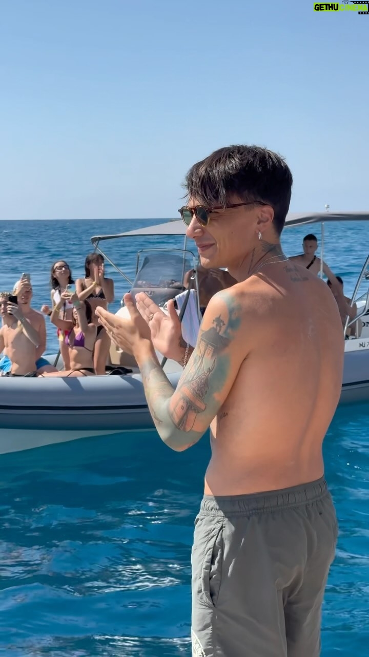 Ultimo - 294.7K Likes - Stavo dormendo dopo pranzo in mezzo al mare della Calabria.
Sento diversi gommoni suonare il clacson con le mie canzoni e mi sveglio.
Scendo e trovo tutto questo.
Puoi chiamarlo amore. ❤️