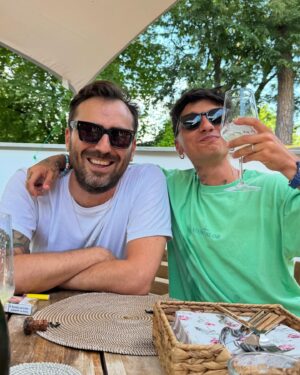 Ultimo Instagram - Direzione Padova… che fai non ti fermi a Bologna per un pranzo dal fratello Cesare !?
 @cesarecremonini che magnata e che bevuta ❤️ 

Sto sempre bene con te @cesarecremonini e oggi l’ho capito ancora meglio… l’ho capito ancora meglio cosa vuol dire essere davvero artisti. 
Entrando in punta di piedi nel tuo studio, ho sentito qualcosa di magico. 
Io sono dalla tua parte. 
Credere nella musica fatta in un certo modo vuol dire tante cose per me, ma due più di tutte: AMORE e SPERANZA.
E tu ce ne dai a tonnellate! 
Te vojo un bene che non hai idea ❤️

Ora direzione Padova per il gran finale!! Padova che su instagram mi trova come PADUA…

#Padua #Arrivo #🎈