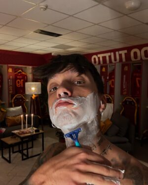 Ultimo Instagram - Le 2 date all’Olimpico e la data a San Siro sono sold out… UN ANNO PRIMA!
Risultato INCREDIBILE!
Qui di seguito un po’ di foto, allora:

1. Io che mi faccio la barba che non ho, nel camerino di Roma prima di entrare all’Olimpico.

2. Jac e io in un giardino botanico in Sicilia.

3. Piercarlino che si candida come chitarrista 2025.

4. Un ultras al mio concerto in prima fila che urla, sogna ed espone il suo cartellone.

5. La piscina sobrissima di casa mia. Quanto so sborone.

6. E. che si ciuccia il dito durante l’ecografia. 🩵

7. Io che vedo Giulietta 📸📸📸 sul palco e le sorrido. 

8. Un ragazzo che interpreta NEVE AL SOLE entrandoci dentro come se l’avesse scritta lui. Questo è bellissimo.

9. Felice che mi scrive dei sold out mentre guardo il programma più bello del mondo a mani basse: enigmi alieni. (Se la produzione dovesse mai vedere questo mio post, per favore rendetemi partecipe di qualcosa. Tipo qualche vostro viaggio assurdo in Alaska o alle piramidi egizie)

10. IO DA QUI NON MI MUOVO