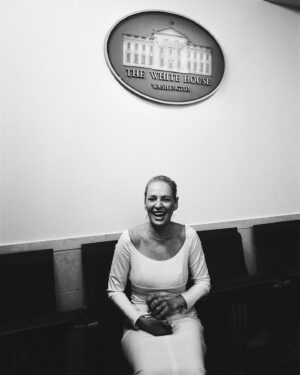Uma Thurman Instagram - Happy Monday! Let’s get a woman in the White House 🇺🇸

Photo: @hellmannsam