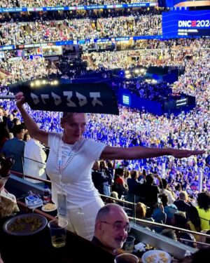 Uma Thurman Instagram - Love, passion and joy at the DNC! Text WOMEN to 30330 to join Women for Harris. Be counted, be heard, be free. You’re beautiful! 🇺🇸