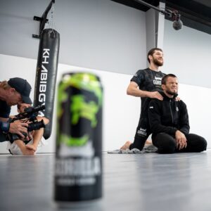 Umar Nurmagomedov Instagram - Братская поддержка! Тагир и Умар 12 лет вместе работают в зале! Впереди самый большой вызов в карьере Молодого Орла!