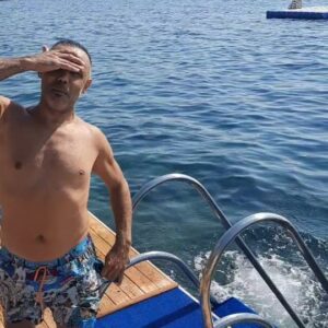 Umut Oğuz Instagram - Çocuğunla eğlendiğin, kahkaha attığın, destek olup alan açtığın kadar babasın dost. 
Babalık senede bir gün değil, her an.
Evladına güven, bağını güçlü tut.
Gelecekteki yerini bunlar belirleyecek.

2 sene önceden bin kere izlediğim ve doyamadığım bu anlara ortak olun istedim. 
Ne mutlu baba olabilene, evladı olmasa bile...
#babalargünü