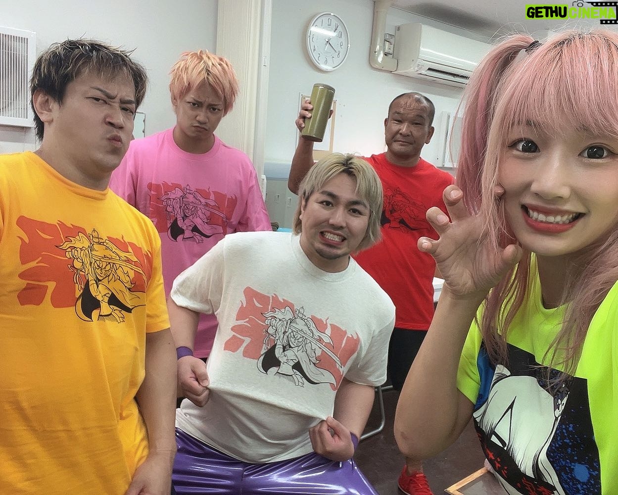 Unagi Sayaka - 4.9K Likes - 世界一可愛いセコンド🥹
みんながうなのTシャツ着てくれた🥹
セコンドはこれでしょ?って🥹🥹
わざわざ持ってきてくれてたことが泣ける🥹🥹🥹
ほんとに愛すべき先輩。
全員子分です🙆🏻♀️🙆🏻♀️🙆🏻♀️
#ウナギサヤカ
#火祭り