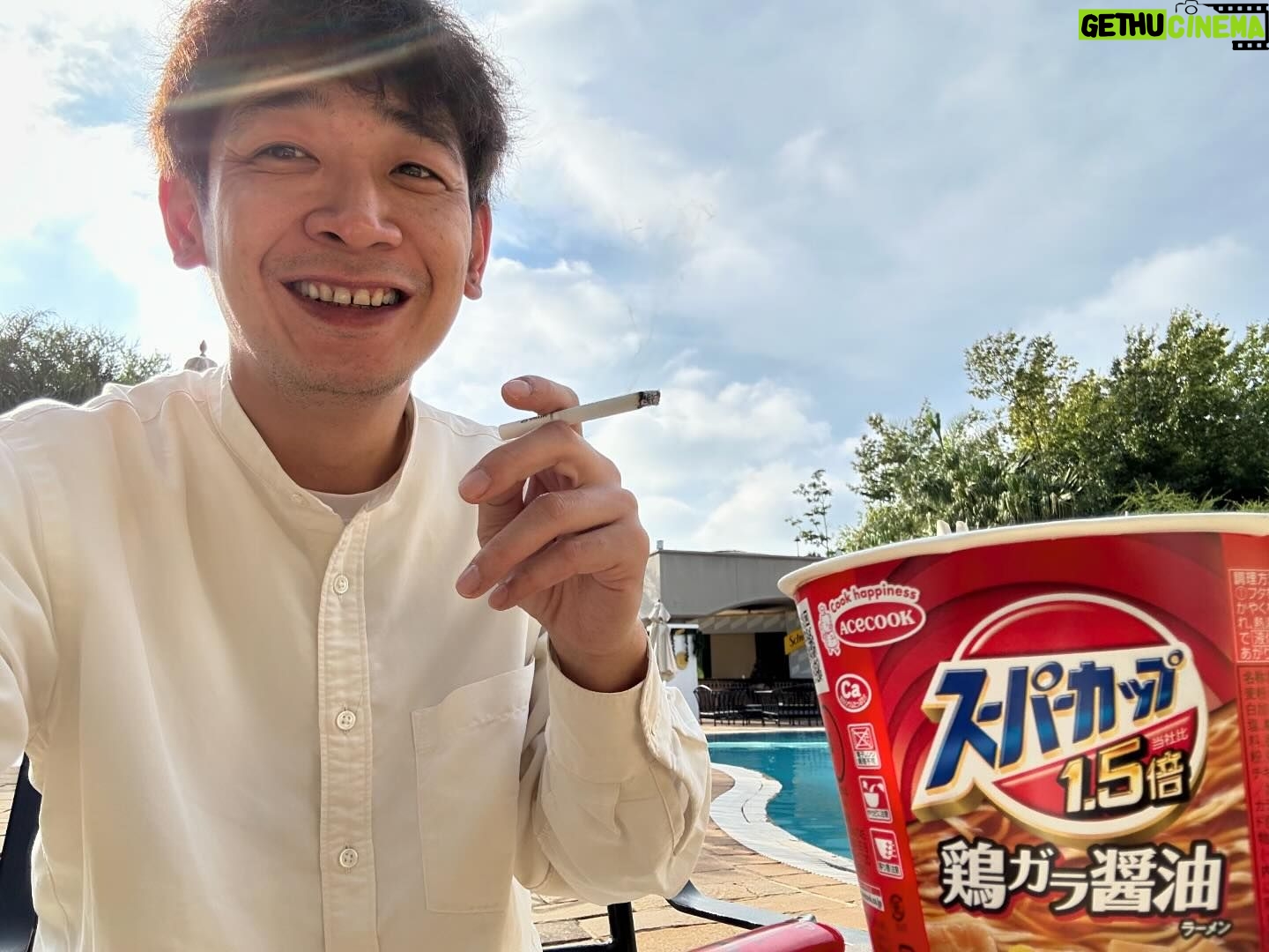 Unagi kazuHiro - 4.2K Likes - 【エジプト南アフリカ1人旅18】
ホテル朝一。この日の夜には飛行機20時間なので睡眠は程々に。シャレにならんぐらい美味かったカップ麺とタバコ。南アフリカはスーパーカップ。ラグビーのワールドカップがあったから、カップ繋がりで覚えやすいように。一生忘れない。
いよいよ1人。カウンターでレッドバスと伝える。ホテルの敷地内で待機と言われる。赤バスが来たら案内してくれると。ほんまに勝手に外出たらあかんねや。
道路側から手招きされて向かう。赤バスが来た。
#乗り込む
#せっかくなら2階へ
#まさかのいかつい人と2人
#一瞬目が合う
#なんか言うてきそうな間があった
#何も言うてこず
#英語喋れないのでホッとする