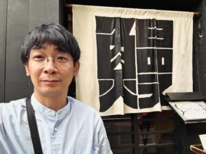 Unagi kazuHiro Instagram - 【土用の丑の日】

鰻という苗字で産まれて40年。思い返すとこの日だけ街で色々言われる。全て事実です。

「今日土用の丑の日って鰻さん見て思い出しました」
「土用の丑の日なので写真撮ってもいいですか？」
「あっ、さっきウナギ食べました」
「今日会えるなんて縁起良くないですか？自慢します」
「私食べてません、ウナギ嫌いなんです」
「触っていいですか？」
「会えたんで食べた事にしていいですか？」

全て快く対応させて頂きましたが、会えたんで食べた事にしていいですか？に対しては知らん。勝手にしてほしいと思っていたが、いや食べた事にしたらあかんやろ。勝手にすな。

バイクで軽い用事を何件か済ませてる最中に、ウナギという文字があれば停まって写真撮ろうと決めていた。

軽い用事を済ませている…そうです。
土用の丑の日。ウナギは大忙し、こっちの鰻は安定の休み。

#もう食べたい
#めちゃくちゃ美味そう
#食べると決めたがもう少し我慢
#鰻の祟りのやつ
#万が一でもの場合ではない
#先延ばし
#今セスナの免許を取りに行っている