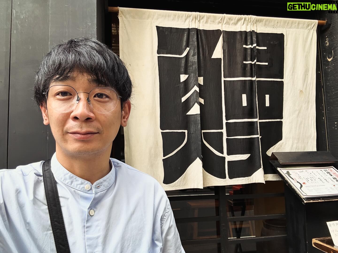 Unagi kazuHiro - 5.6K Likes - 【土用の丑の日】
鰻という苗字で産まれて40年。思い返すとこの日だけ街で色々言われる。全て事実です。
「今日土用の丑の日って鰻さん見て思い出しました」
「土用の丑の日なので写真撮ってもいいですか?」
「あっ、さっきウナギ食べました」
「今日会えるなんて縁起良くないですか?自慢します」
「私食べてません、ウナギ嫌いなんです」
「触っていいですか?」
「会えたんで食べた事にしていいですか?」
全て快く対応させて頂きましたが、会えたんで食べた事にしていいですか?に対しては知らん。勝手にしてほしいと思っていたが、いや食べた事にしたらあかんやろ。勝手にすな。
バイクで軽い用事を何件か済ませてる最中に、ウナギという文字があれば停まって写真撮ろうと決めていた。
軽い用事を済ませている…そうです。
土用の丑の日。ウナギは大忙し、こっちの鰻は安定の休み。
#もう食べたい
#めちゃくちゃ美味そう
#食べると決めたがもう少し我慢
#鰻の祟りのやつ
#万が一でもの場合ではない
#先延ばし
#今セスナの免許を取りに行っている