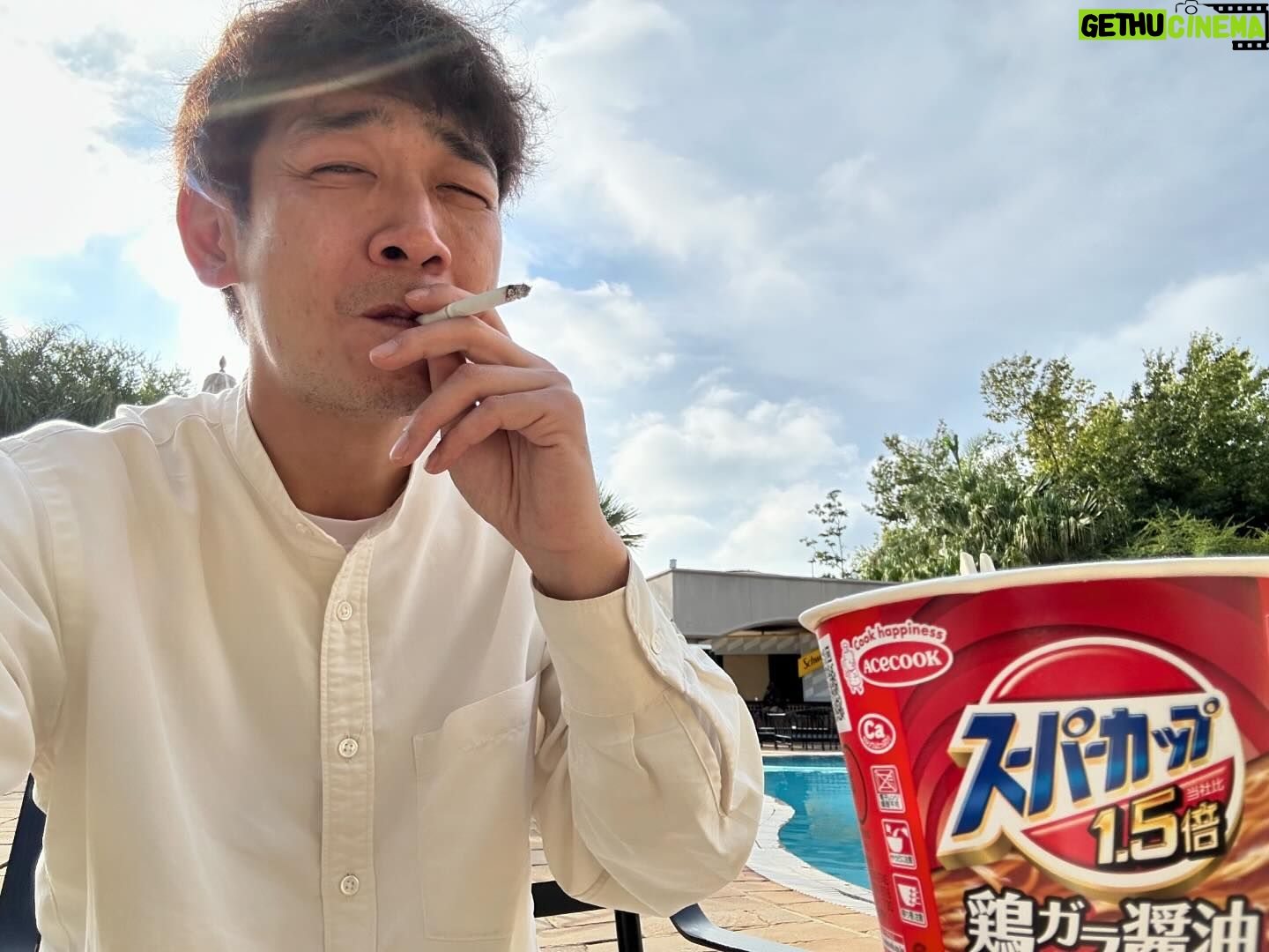 Unagi kazuHiro - 4.2K Likes - 【エジプト南アフリカ1人旅18】
ホテル朝一。この日の夜には飛行機20時間なので睡眠は程々に。シャレにならんぐらい美味かったカップ麺とタバコ。南アフリカはスーパーカップ。ラグビーのワールドカップがあったから、カップ繋がりで覚えやすいように。一生忘れない。
いよいよ1人。カウンターでレッドバスと伝える。ホテルの敷地内で待機と言われる。赤バスが来たら案内してくれると。ほんまに勝手に外出たらあかんねや。
道路側から手招きされて向かう。赤バスが来た。
#乗り込む
#せっかくなら2階へ
#まさかのいかつい人と2人
#一瞬目が合う
#なんか言うてきそうな間があった
#何も言うてこず
#英語喋れないのでホッとする