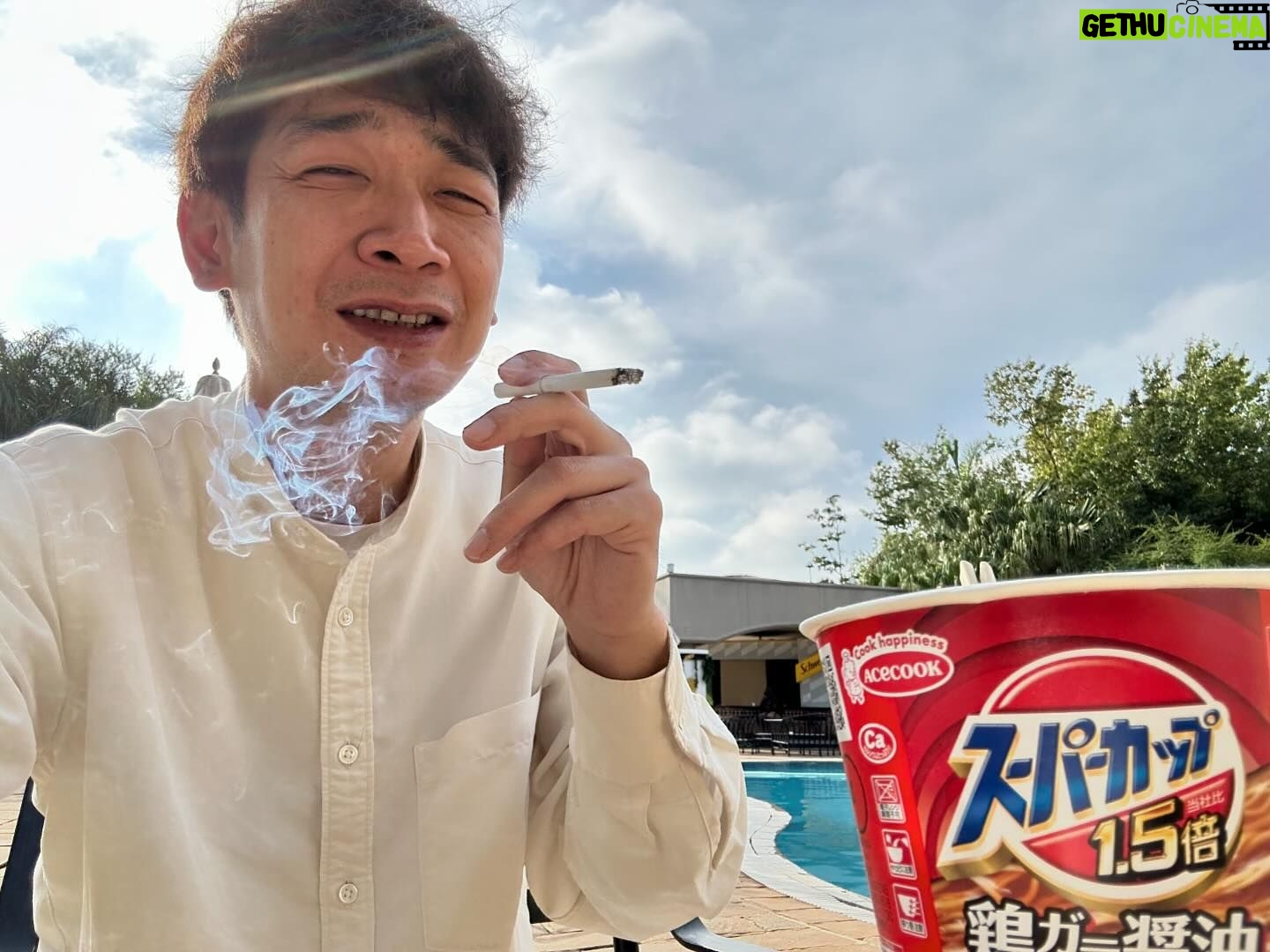 Unagi kazuHiro - 4.2K Likes - 【エジプト南アフリカ1人旅18】
ホテル朝一。この日の夜には飛行機20時間なので睡眠は程々に。シャレにならんぐらい美味かったカップ麺とタバコ。南アフリカはスーパーカップ。ラグビーのワールドカップがあったから、カップ繋がりで覚えやすいように。一生忘れない。
いよいよ1人。カウンターでレッドバスと伝える。ホテルの敷地内で待機と言われる。赤バスが来たら案内してくれると。ほんまに勝手に外出たらあかんねや。
道路側から手招きされて向かう。赤バスが来た。
#乗り込む
#せっかくなら2階へ
#まさかのいかつい人と2人
#一瞬目が合う
#なんか言うてきそうな間があった
#何も言うてこず
#英語喋れないのでホッとする