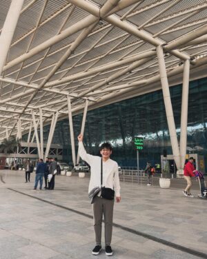 Unagi kazuHiro Instagram - 【エジプト南アフリカ1人旅③】

エジプト、カイロ到着。空港出れたの11時過ぎだったでしょうか。
エジプトでバレリーナをしている日本人の方と待ち合わせ。夕方からリハーサルがあるので15時まで。仕事前なのにほんとありがたい。
1人旅といっても英語わからないので完全に1人は何も得れない。効率的に国を知る。弾丸なのにのんびりもしたい。時短1人旅。
初めはエジプトの聞きたい事をどんどん聞きます。ほぼインタビューです。
自己紹介が終わり、すぐ聞きました。

#どこでタバコ吸えますか？
#まずタバコ吸わせてください
#最低なやつ
#約16時間吸えてない
#乗り換えの1時間で吸うつもりやったがバタバタで無理
#めちゃくちゃ吸いたかった
#山頂で吸うタバコ…
#海で吸うタバコ…
#酒飲んで吸うタバコ…
#色んな良い一服があるが
#エジプトでのタバコも最高でした