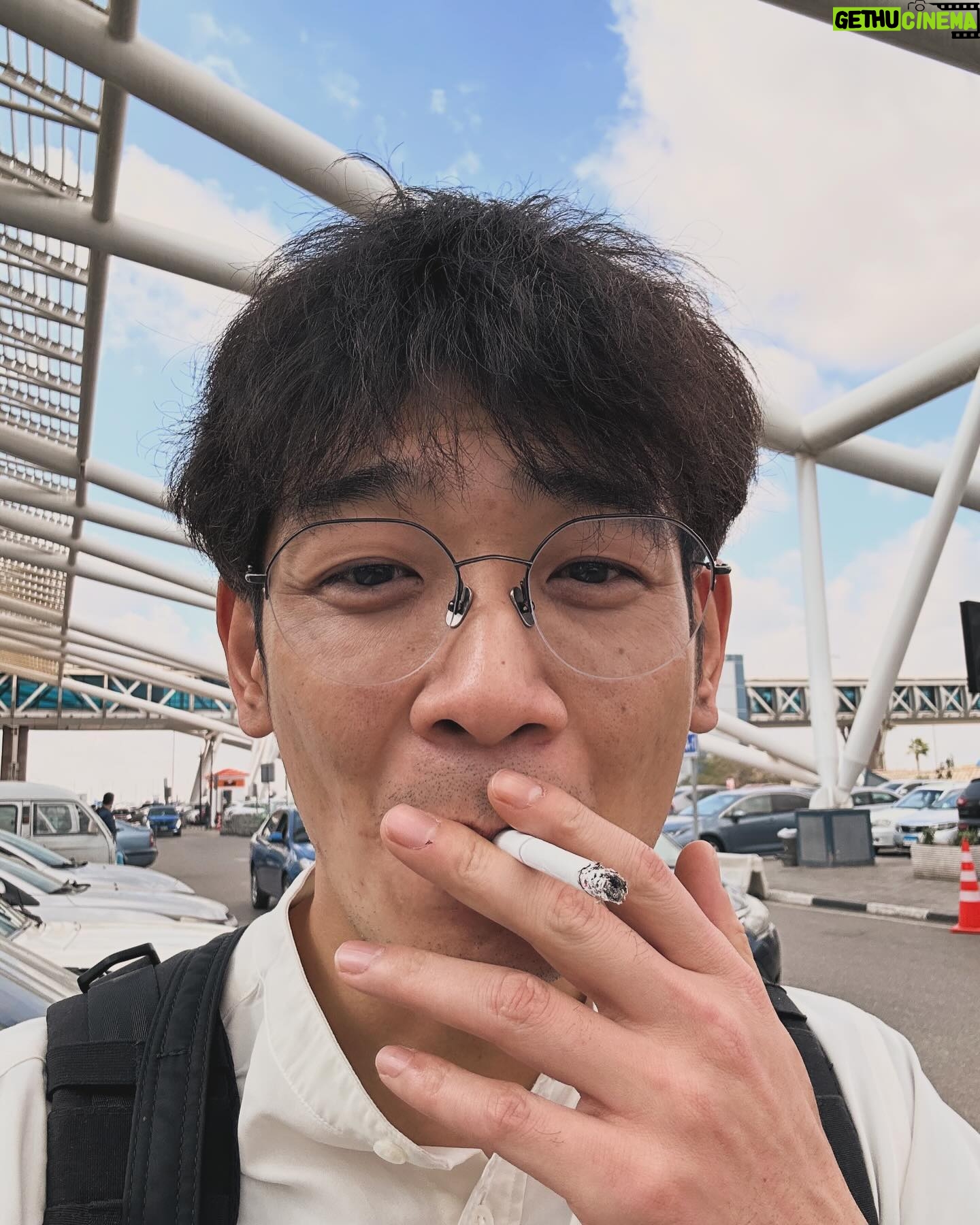 Unagi kazuHiro - 3.7K Likes - 【エジプト南アフリカ1人旅③】
エジプト、カイロ到着。空港出れたの11時過ぎだったでしょうか。
エジプトでバレリーナをしている日本人の方と待ち合わせ。夕方からリハーサルがあるので15時まで。仕事前なのにほんとありがたい。
1人旅といっても英語わからないので完全に1人は何も得れない。効率的に国を知る。弾丸なのにのんびりもしたい。時短1人旅。
初めはエジプトの聞きたい事をどんどん聞きます。ほぼインタビューです。
自己紹介が終わり、すぐ聞きました。
#どこでタバコ吸えますか?
#まずタバコ吸わせてください
#最低なやつ
#約16時間吸えてない
#乗り換えの1時間で吸うつもりやったがバタバタで無理
#めちゃくちゃ吸いたかった
#山頂で吸うタバコ…
#海で吸うタバコ…
#酒飲んで吸うタバコ…
#色んな良い一服があるが
#エジプトでのタバコも最高でした