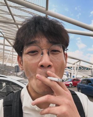 Unagi kazuHiro Instagram - 【エジプト南アフリカ1人旅③】

エジプト、カイロ到着。空港出れたの11時過ぎだったでしょうか。
エジプトでバレリーナをしている日本人の方と待ち合わせ。夕方からリハーサルがあるので15時まで。仕事前なのにほんとありがたい。
1人旅といっても英語わからないので完全に1人は何も得れない。効率的に国を知る。弾丸なのにのんびりもしたい。時短1人旅。
初めはエジプトの聞きたい事をどんどん聞きます。ほぼインタビューです。
自己紹介が終わり、すぐ聞きました。

#どこでタバコ吸えますか？
#まずタバコ吸わせてください
#最低なやつ
#約16時間吸えてない
#乗り換えの1時間で吸うつもりやったがバタバタで無理
#めちゃくちゃ吸いたかった
#山頂で吸うタバコ…
#海で吸うタバコ…
#酒飲んで吸うタバコ…
#色んな良い一服があるが
#エジプトでのタバコも最高でした