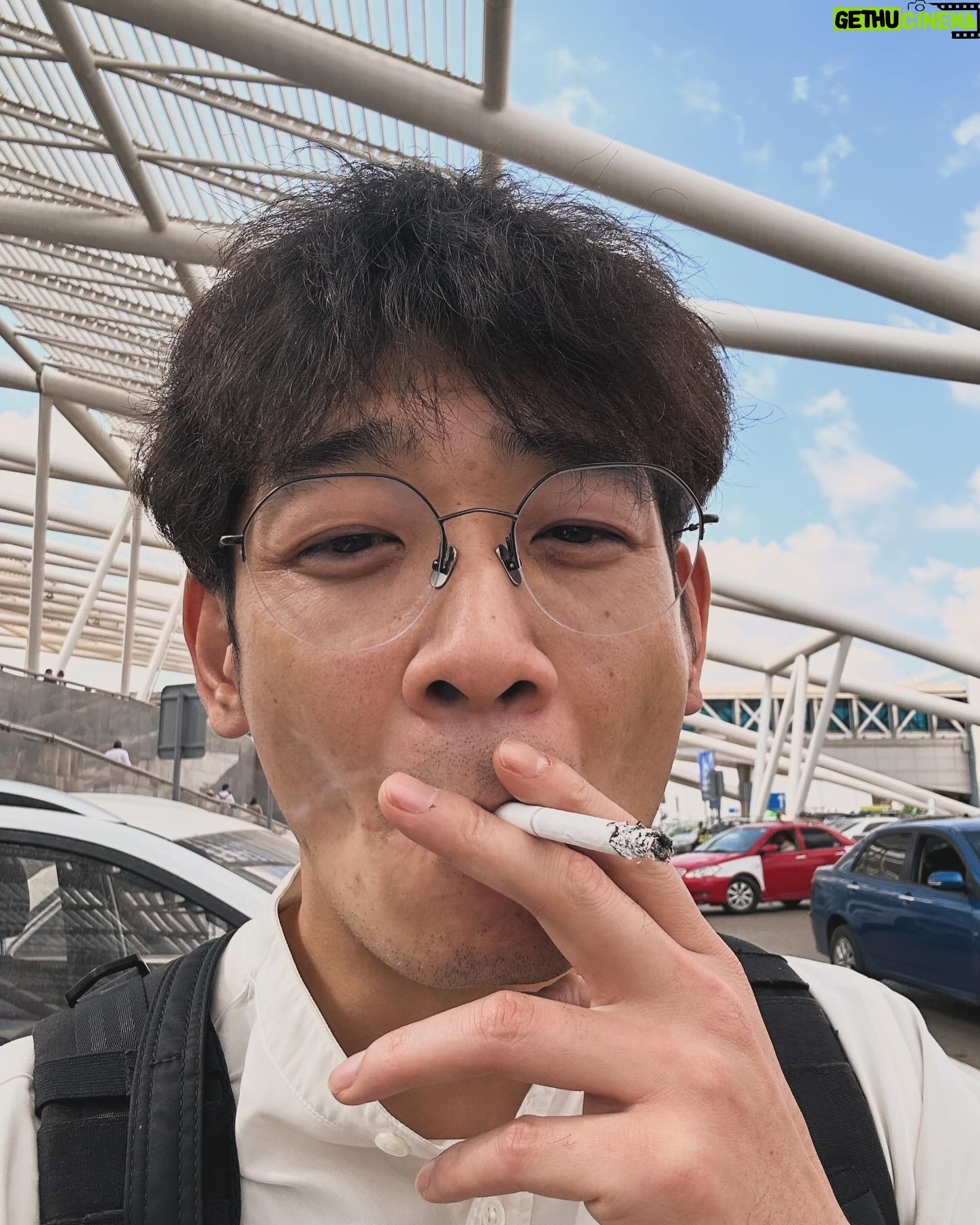 Unagi kazuHiro - 3.7K Likes - 【エジプト南アフリカ1人旅③】
エジプト、カイロ到着。空港出れたの11時過ぎだったでしょうか。
エジプトでバレリーナをしている日本人の方と待ち合わせ。夕方からリハーサルがあるので15時まで。仕事前なのにほんとありがたい。
1人旅といっても英語わからないので完全に1人は何も得れない。効率的に国を知る。弾丸なのにのんびりもしたい。時短1人旅。
初めはエジプトの聞きたい事をどんどん聞きます。ほぼインタビューです。
自己紹介が終わり、すぐ聞きました。
#どこでタバコ吸えますか?
#まずタバコ吸わせてください
#最低なやつ
#約16時間吸えてない
#乗り換えの1時間で吸うつもりやったがバタバタで無理
#めちゃくちゃ吸いたかった
#山頂で吸うタバコ…
#海で吸うタバコ…
#酒飲んで吸うタバコ…
#色んな良い一服があるが
#エジプトでのタバコも最高でした