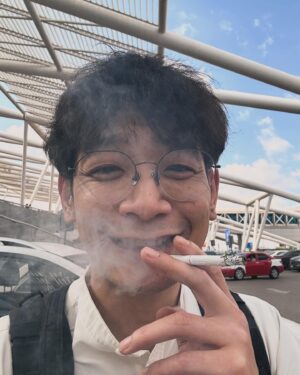 Unagi kazuHiro Instagram - 【エジプト南アフリカ1人旅③】

エジプト、カイロ到着。空港出れたの11時過ぎだったでしょうか。
エジプトでバレリーナをしている日本人の方と待ち合わせ。夕方からリハーサルがあるので15時まで。仕事前なのにほんとありがたい。
1人旅といっても英語わからないので完全に1人は何も得れない。効率的に国を知る。弾丸なのにのんびりもしたい。時短1人旅。
初めはエジプトの聞きたい事をどんどん聞きます。ほぼインタビューです。
自己紹介が終わり、すぐ聞きました。

#どこでタバコ吸えますか？
#まずタバコ吸わせてください
#最低なやつ
#約16時間吸えてない
#乗り換えの1時間で吸うつもりやったがバタバタで無理
#めちゃくちゃ吸いたかった
#山頂で吸うタバコ…
#海で吸うタバコ…
#酒飲んで吸うタバコ…
#色んな良い一服があるが
#エジプトでのタバコも最高でした