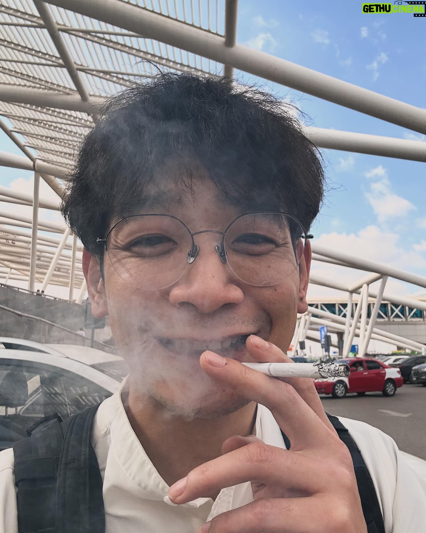 Unagi kazuHiro - 3.7K Likes - 【エジプト南アフリカ1人旅③】
エジプト、カイロ到着。空港出れたの11時過ぎだったでしょうか。
エジプトでバレリーナをしている日本人の方と待ち合わせ。夕方からリハーサルがあるので15時まで。仕事前なのにほんとありがたい。
1人旅といっても英語わからないので完全に1人は何も得れない。効率的に国を知る。弾丸なのにのんびりもしたい。時短1人旅。
初めはエジプトの聞きたい事をどんどん聞きます。ほぼインタビューです。
自己紹介が終わり、すぐ聞きました。
#どこでタバコ吸えますか?
#まずタバコ吸わせてください
#最低なやつ
#約16時間吸えてない
#乗り換えの1時間で吸うつもりやったがバタバタで無理
#めちゃくちゃ吸いたかった
#山頂で吸うタバコ…
#海で吸うタバコ…
#酒飲んで吸うタバコ…
#色んな良い一服があるが
#エジプトでのタバコも最高でした