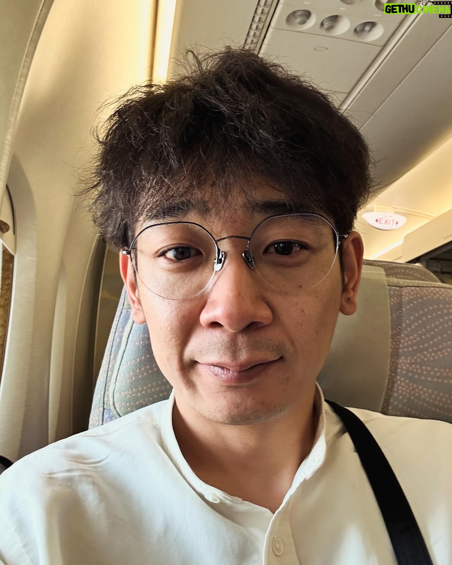 Unagi kazuHiro - 4.4K Likes - 【エジプト南アフリカ1人旅②】
ドバイで乗り換え。巨大ターミナル。イスタンブールは端から端まで歩いたが40分ぐらいかかった記憶。それぐらい、それ以上とは聞いている。今回乗り換え1時間。
到着が20分ぐらい遅れる。大丈夫かな?と思ったが余程の事がない限り同じ、ゲート内の近くで乗り換え出来ると旅行会社から聞いていた。
余程の事があった。到着はCゲート、出発はAゲートになっていた。ヤバい端と端。多分走っても間に合わん。絶対道迷うから。一か八かA.B?と書いてるバス飛び乗る。これは賭け。
乗ってる最中も落ち着かない。Wi-Fiも繋がってない。これ間に合わんかったら弾丸のスケジュール狂うからエジプト行かれへんのちゃうか?とも思う。
どこに着いたかわからないバス。出発10分〜15分前。降りてとりあえず走る。Aゲートの文字。A19でしたでしょうか?とにかく走る。5分くらい必死に走る。乗り場到着。誰もいない。全員乗ってる。通してくれた。なんとか間に合う。ギリギリ…。
エジプトまで4時間。間に合った安堵感と疲労感で
#すぐ寝れました
#完璧
#一瞬でエジプト着く
#気付いたらそこはエジプト
#あと
#ドバイ出てすぐのこの島なんや