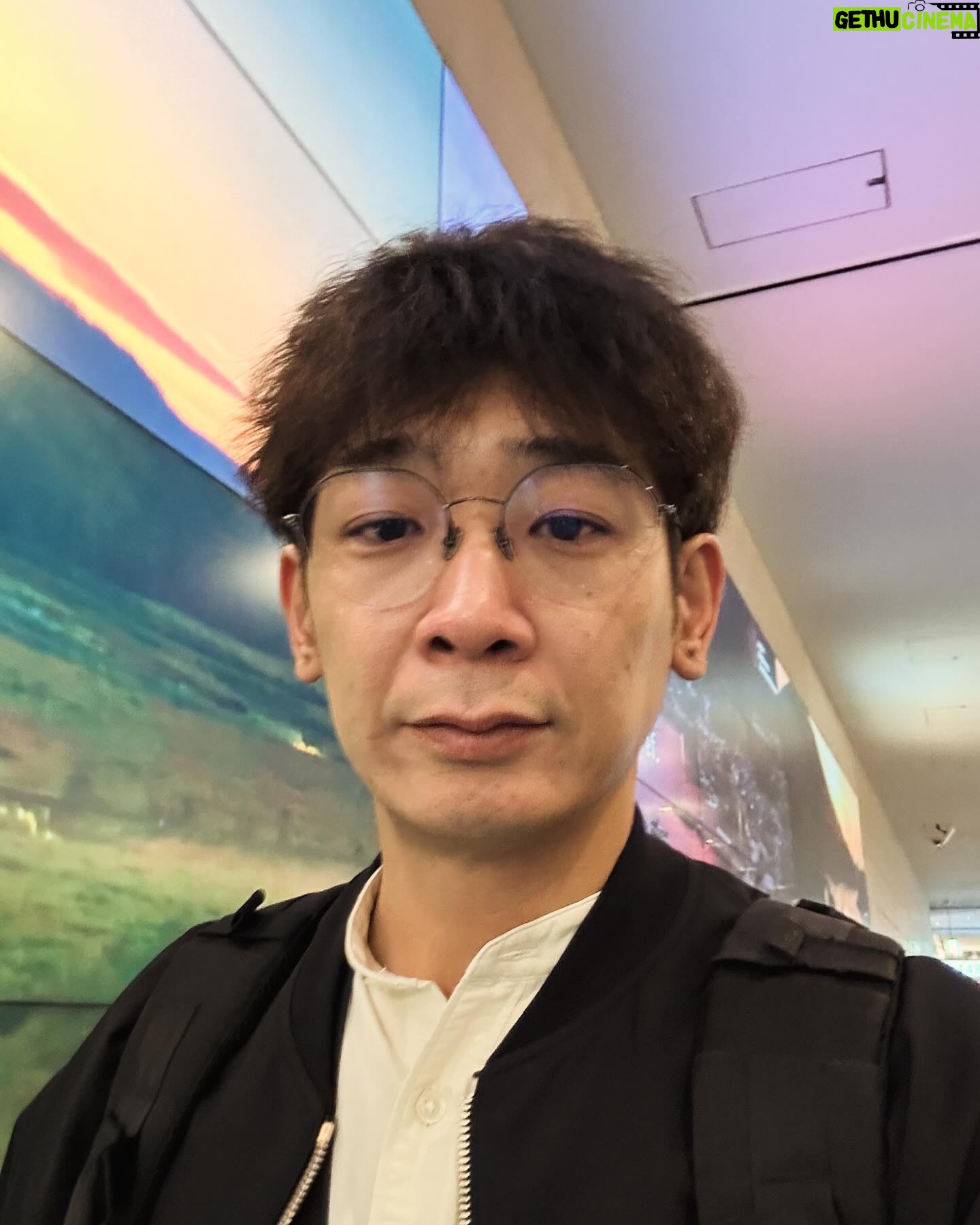 Unagi kazuHiro - 3.8K Likes - 【エジプト南アフリカ1人旅①】
今年も行ってきました。アジア、ヨーロッパを経てアフリカ大陸へ。4日間。一泊4日になるんでしょうか。ほぼ飛行機です。計45時間ぐらい飛行機です。
なので毎度の事ですが、疲れた状態で飛行機乗ります。すぐ寝れるからです。前日ほぼ寝ずに仕事して飛行機乗ります。今回乗る前にめちゃくちゃ眠かった。座ると寝てしまって乗り過ごすんちゃうかと思うぐらい。だからずっと立っていた。
まずドバイまで12時間。飛行機に乗り、すぐ8時間寝る。堕ちるように眠る…
#それでもあと4時間
#何しよ
#映画でも見よ
#観てなかったトップガン発見
#観る
#2時間あっという間
#何より
#飛行機で観る飛行機映画が1番良い
#臨場感半端ない
#残り2時間
#すぐ寝ました
#体感一瞬
#気付いたらそこはもうドバイ