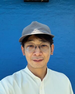 Unagi kazuHiro Instagram - 【エジプト南アフリカ1人旅14】

ソフトボールは試合中。2試合ある。どうしようか？
敷地内から出る事は出来ない。試合を見に来てる奥様方とずっとお話させてもらう。南アフリカでソフトボールの次はもう日本の女子会でした。

ソフトボール会場でたくさんのお話を伺った。ヨハネスブルグの印象に残ってる言葉を紹介します。

○一歩も外歩かないで下さい
○紫外線は日本の8倍です
○誰かラーメン屋やって下さい

どれもこびりついて離れない。他も色々とお話しましたが衝撃。皆さん必ず移動は自家用車です。どれだけ近くても。そのかわり、デパート内や建物の中、敷地内は安全みたいです。

そして紫外線8倍もリアルに怖い数字。一応日焼け止めは持ってきてたが、効く自信ない。果たして8倍に対応してるのか？

皆さん出汁を欲しています。南アフリカに出汁文化がない。ヨハネスブルグでラーメン屋すると大流行りすると。最悪日本人相手だけでもかなり繁盛すると言っていた。ラーメンと寿司がめちゃくちゃ食べたいと。

南アフリカならではの柄も紹介してもらい、ソフトボール終了。車でホテルまで送って頂く。
街の風景写真。アンテナ多ない？と思っていたら急にめちゃくちゃゴミ…。

そんな中、運転して頂いてる方から一言。

#今連絡入りましたがさっきの野球場で車の盗難あったみたいです
#嘘でしょ
#敷地内は安全ちゃいますのん
#警察に連絡ですね
#いや言っても返ってこないです
#多分動いてくれないです
#これは仕方ないですね
#会話終了
#すぐ日本の感覚捨てました
#この国のルールに従おうと心に決める