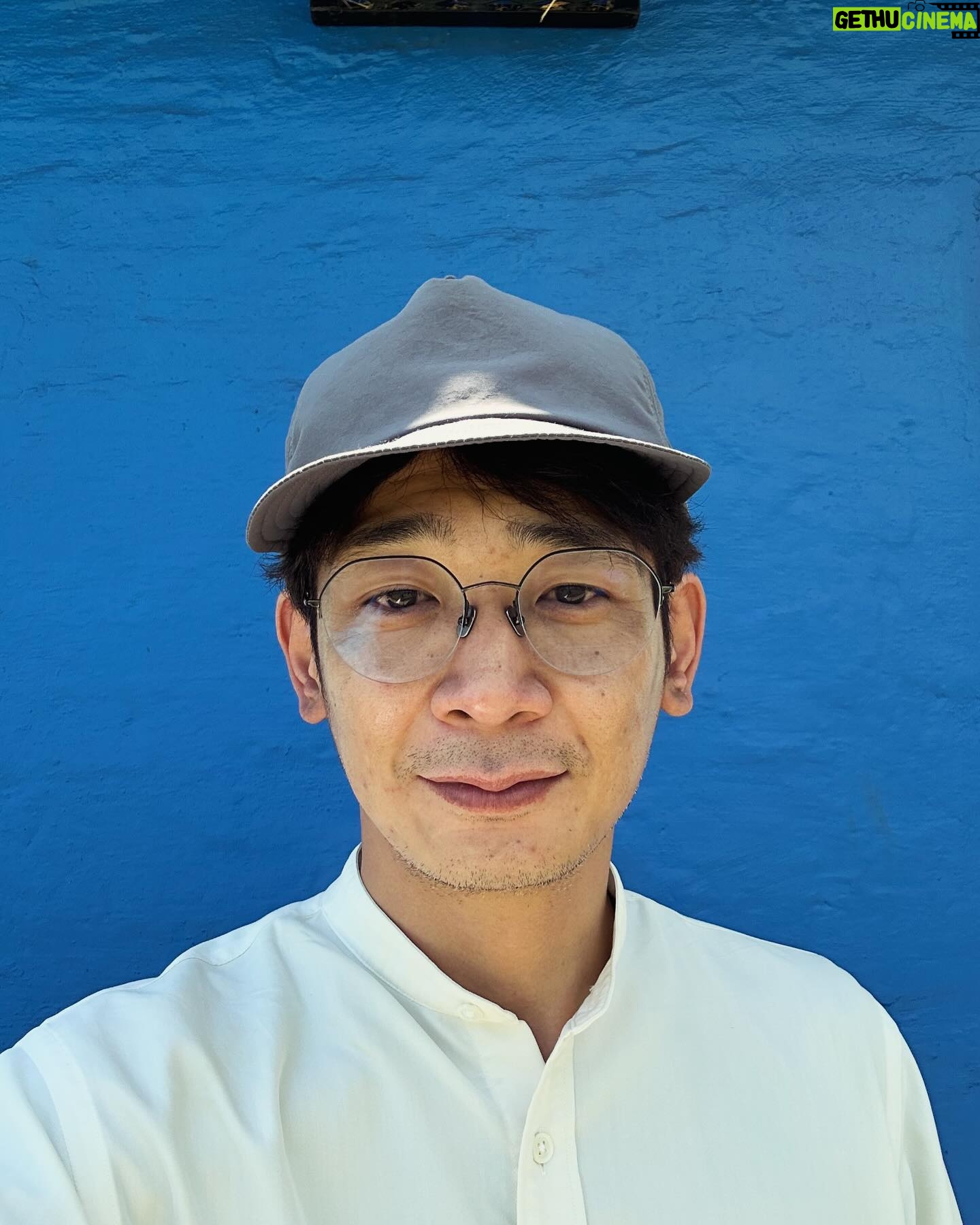 Unagi kazuHiro - 2.5K Likes - 【エジプト南アフリカ1人旅14】
ソフトボールは試合中。2試合ある。どうしようか?
敷地内から出る事は出来ない。試合を見に来てる奥様方とずっとお話させてもらう。南アフリカでソフトボールの次はもう日本の女子会でした。
ソフトボール会場でたくさんのお話を伺った。ヨハネスブルグの印象に残ってる言葉を紹介します。
○一歩も外歩かないで下さい
○紫外線は日本の8倍です
○誰かラーメン屋やって下さい
どれもこびりついて離れない。他も色々とお話しましたが衝撃。皆さん必ず移動は自家用車です。どれだけ近くても。そのかわり、デパート内や建物の中、敷地内は安全みたいです。
そして紫外線8倍もリアルに怖い数字。一応日焼け止めは持ってきてたが、効く自信ない。果たして8倍に対応してるのか?
皆さん出汁を欲しています。南アフリカに出汁文化がない。ヨハネスブルグでラーメン屋すると大流行りすると。最悪日本人相手だけでもかなり繁盛すると言っていた。ラーメンと寿司がめちゃくちゃ食べたいと。
南アフリカならではの柄も紹介してもらい、ソフトボール終了。車でホテルまで送って頂く。
街の風景写真。アンテナ多ない?と思っていたら急にめちゃくちゃゴミ…。
そんな中、運転して頂いてる方から一言。
#今連絡入りましたがさっきの野球場で車の盗難あったみたいです
#嘘でしょ
#敷地内は安全ちゃいますのん
#警察に連絡ですね
#いや言っても返ってこないです
#多分動いてくれないです
#これは仕方ないですね
#会話終了
#すぐ日本の感覚捨てました
#この国のルールに従おうと心に決める