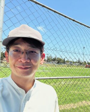 Unagi kazuHiro Instagram - 【エジプト南アフリカ1人旅14】

ソフトボールは試合中。2試合ある。どうしようか？
敷地内から出る事は出来ない。試合を見に来てる奥様方とずっとお話させてもらう。南アフリカでソフトボールの次はもう日本の女子会でした。

ソフトボール会場でたくさんのお話を伺った。ヨハネスブルグの印象に残ってる言葉を紹介します。

○一歩も外歩かないで下さい
○紫外線は日本の8倍です
○誰かラーメン屋やって下さい

どれもこびりついて離れない。他も色々とお話しましたが衝撃。皆さん必ず移動は自家用車です。どれだけ近くても。そのかわり、デパート内や建物の中、敷地内は安全みたいです。

そして紫外線8倍もリアルに怖い数字。一応日焼け止めは持ってきてたが、効く自信ない。果たして8倍に対応してるのか？

皆さん出汁を欲しています。南アフリカに出汁文化がない。ヨハネスブルグでラーメン屋すると大流行りすると。最悪日本人相手だけでもかなり繁盛すると言っていた。ラーメンと寿司がめちゃくちゃ食べたいと。

南アフリカならではの柄も紹介してもらい、ソフトボール終了。車でホテルまで送って頂く。
街の風景写真。アンテナ多ない？と思っていたら急にめちゃくちゃゴミ…。

そんな中、運転して頂いてる方から一言。

#今連絡入りましたがさっきの野球場で車の盗難あったみたいです
#嘘でしょ
#敷地内は安全ちゃいますのん
#警察に連絡ですね
#いや言っても返ってこないです
#多分動いてくれないです
#これは仕方ないですね
#会話終了
#すぐ日本の感覚捨てました
#この国のルールに従おうと心に決める
