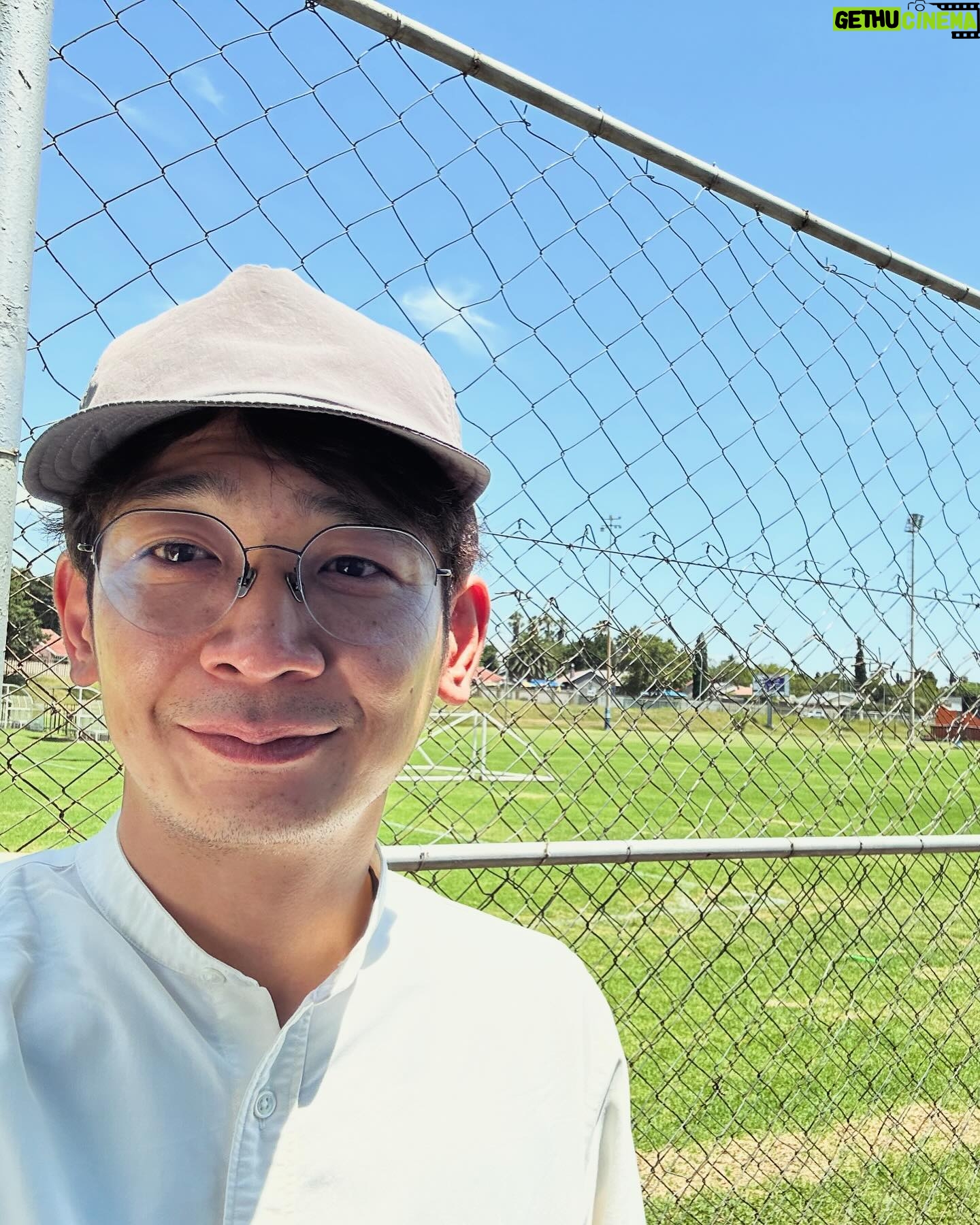 Unagi kazuHiro - 2.5K Likes - 【エジプト南アフリカ1人旅14】
ソフトボールは試合中。2試合ある。どうしようか?
敷地内から出る事は出来ない。試合を見に来てる奥様方とずっとお話させてもらう。南アフリカでソフトボールの次はもう日本の女子会でした。
ソフトボール会場でたくさんのお話を伺った。ヨハネスブルグの印象に残ってる言葉を紹介します。
○一歩も外歩かないで下さい
○紫外線は日本の8倍です
○誰かラーメン屋やって下さい
どれもこびりついて離れない。他も色々とお話しましたが衝撃。皆さん必ず移動は自家用車です。どれだけ近くても。そのかわり、デパート内や建物の中、敷地内は安全みたいです。
そして紫外線8倍もリアルに怖い数字。一応日焼け止めは持ってきてたが、効く自信ない。果たして8倍に対応してるのか?
皆さん出汁を欲しています。南アフリカに出汁文化がない。ヨハネスブルグでラーメン屋すると大流行りすると。最悪日本人相手だけでもかなり繁盛すると言っていた。ラーメンと寿司がめちゃくちゃ食べたいと。
南アフリカならではの柄も紹介してもらい、ソフトボール終了。車でホテルまで送って頂く。
街の風景写真。アンテナ多ない?と思っていたら急にめちゃくちゃゴミ…。
そんな中、運転して頂いてる方から一言。
#今連絡入りましたがさっきの野球場で車の盗難あったみたいです
#嘘でしょ
#敷地内は安全ちゃいますのん
#警察に連絡ですね
#いや言っても返ってこないです
#多分動いてくれないです
#これは仕方ないですね
#会話終了
#すぐ日本の感覚捨てました
#この国のルールに従おうと心に決める