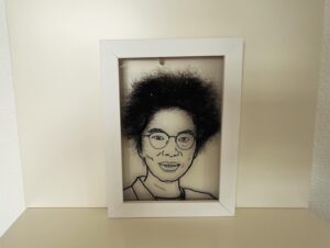 Unagi kazuHiro Instagram - 【毛顔絵】

実は半年ぐらい前に作っていたお二人。片桐仁さんと村山輝星ちゃん。番組の珍しい依頼。ただの趣味が仕事になった瞬間。作る方は何も変わらないですが。
やはり本人の毛が封筒に入って手元に送られてくる時が笑ろてしまう。本来なら捨てる物が丁寧に梱包されてくる。中身開けたら毛。
しかしこの時、女の子の髪の毛は初めて。なんか開ける時緊張感ありました。

#緊張感は開ける時だけでした
#開けたら毛
#年齢も性別も関係ない
#毛は毛
#硬さ細さは違うが皆一緒
#毛だけでは本人の顔が思い浮かばない
#ほんまに本人の毛？と疑うぐらい毛は毛
#ストレートの髪の毛は曲げるのが大変
#片桐さんは
#のせるだけ
#いや
#敷き詰める
#の方が正しいかも
#手元にはもうない作品