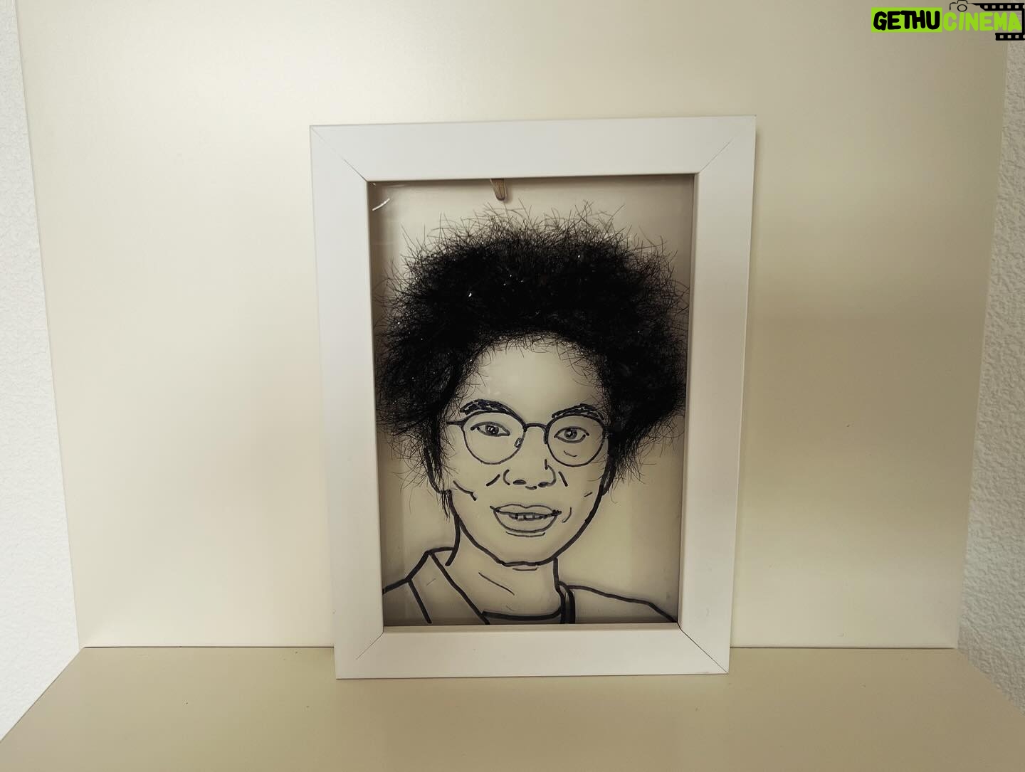 Unagi kazuHiro - 2.8K Likes - 【毛顔絵】
実は半年ぐらい前に作っていたお二人。片桐仁さんと村山輝星ちゃん。番組の珍しい依頼。ただの趣味が仕事になった瞬間。作る方は何も変わらないですが。
やはり本人の毛が封筒に入って手元に送られてくる時が笑ろてしまう。本来なら捨てる物が丁寧に梱包されてくる。中身開けたら毛。
しかしこの時、女の子の髪の毛は初めて。なんか開ける時緊張感ありました。
#緊張感は開ける時だけでした
#開けたら毛
#年齢も性別も関係ない
#毛は毛
#硬さ細さは違うが皆一緒
#毛だけでは本人の顔が思い浮かばない
#ほんまに本人の毛?と疑うぐらい毛は毛
#ストレートの髪の毛は曲げるのが大変
#片桐さんは
#のせるだけ
#いや
#敷き詰める
#の方が正しいかも
#手元にはもうない作品