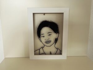 Unagi kazuHiro Instagram - 【毛顔絵】

実は半年ぐらい前に作っていたお二人。片桐仁さんと村山輝星ちゃん。番組の珍しい依頼。ただの趣味が仕事になった瞬間。作る方は何も変わらないですが。
やはり本人の毛が封筒に入って手元に送られてくる時が笑ろてしまう。本来なら捨てる物が丁寧に梱包されてくる。中身開けたら毛。
しかしこの時、女の子の髪の毛は初めて。なんか開ける時緊張感ありました。

#緊張感は開ける時だけでした
#開けたら毛
#年齢も性別も関係ない
#毛は毛
#硬さ細さは違うが皆一緒
#毛だけでは本人の顔が思い浮かばない
#ほんまに本人の毛？と疑うぐらい毛は毛
#ストレートの髪の毛は曲げるのが大変
#片桐さんは
#のせるだけ
#いや
#敷き詰める
#の方が正しいかも
#手元にはもうない作品