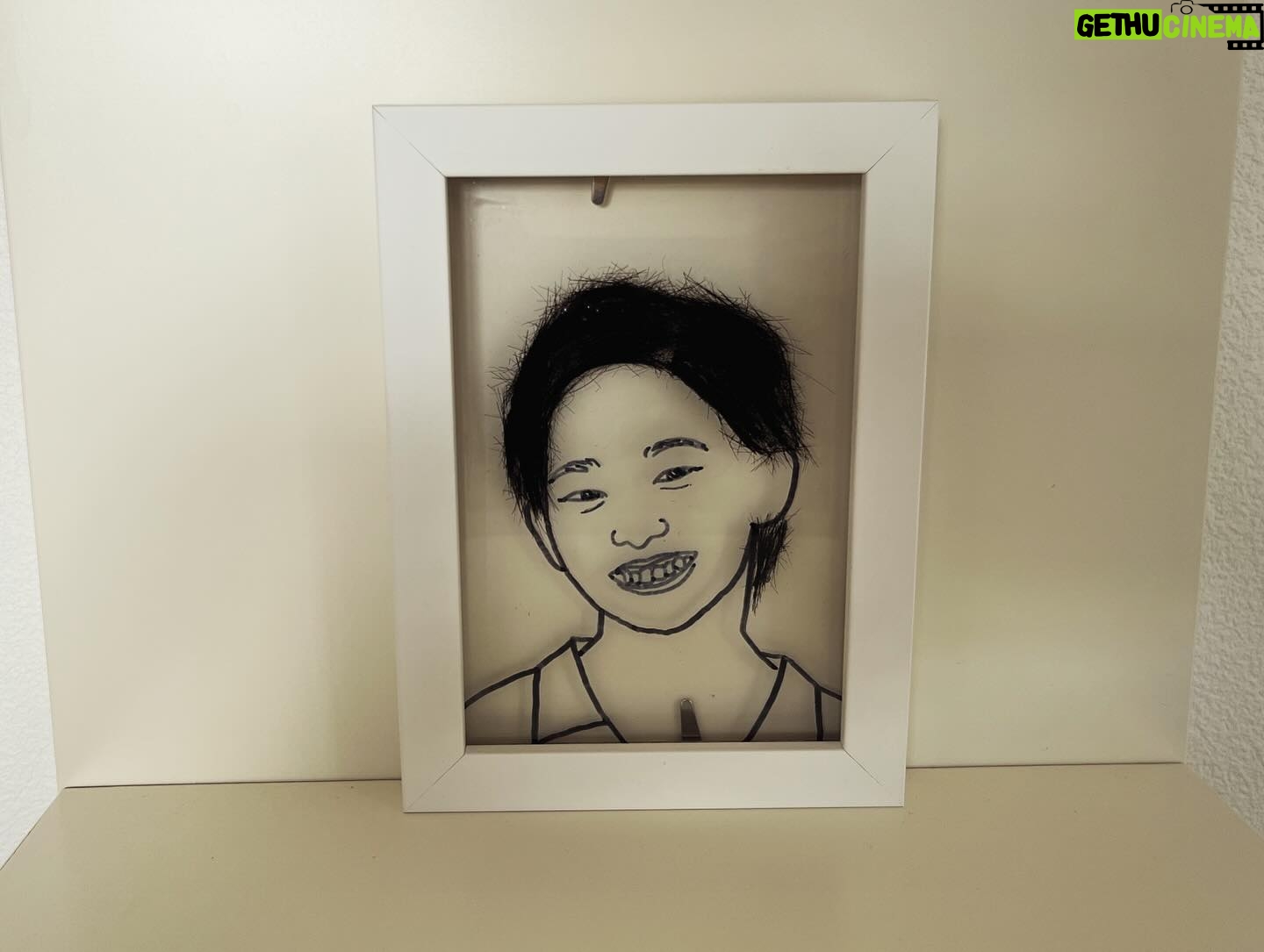 Unagi kazuHiro - 2.8K Likes - 【毛顔絵】
実は半年ぐらい前に作っていたお二人。片桐仁さんと村山輝星ちゃん。番組の珍しい依頼。ただの趣味が仕事になった瞬間。作る方は何も変わらないですが。
やはり本人の毛が封筒に入って手元に送られてくる時が笑ろてしまう。本来なら捨てる物が丁寧に梱包されてくる。中身開けたら毛。
しかしこの時、女の子の髪の毛は初めて。なんか開ける時緊張感ありました。
#緊張感は開ける時だけでした
#開けたら毛
#年齢も性別も関係ない
#毛は毛
#硬さ細さは違うが皆一緒
#毛だけでは本人の顔が思い浮かばない
#ほんまに本人の毛?と疑うぐらい毛は毛
#ストレートの髪の毛は曲げるのが大変
#片桐さんは
#のせるだけ
#いや
#敷き詰める
#の方が正しいかも
#手元にはもうない作品
