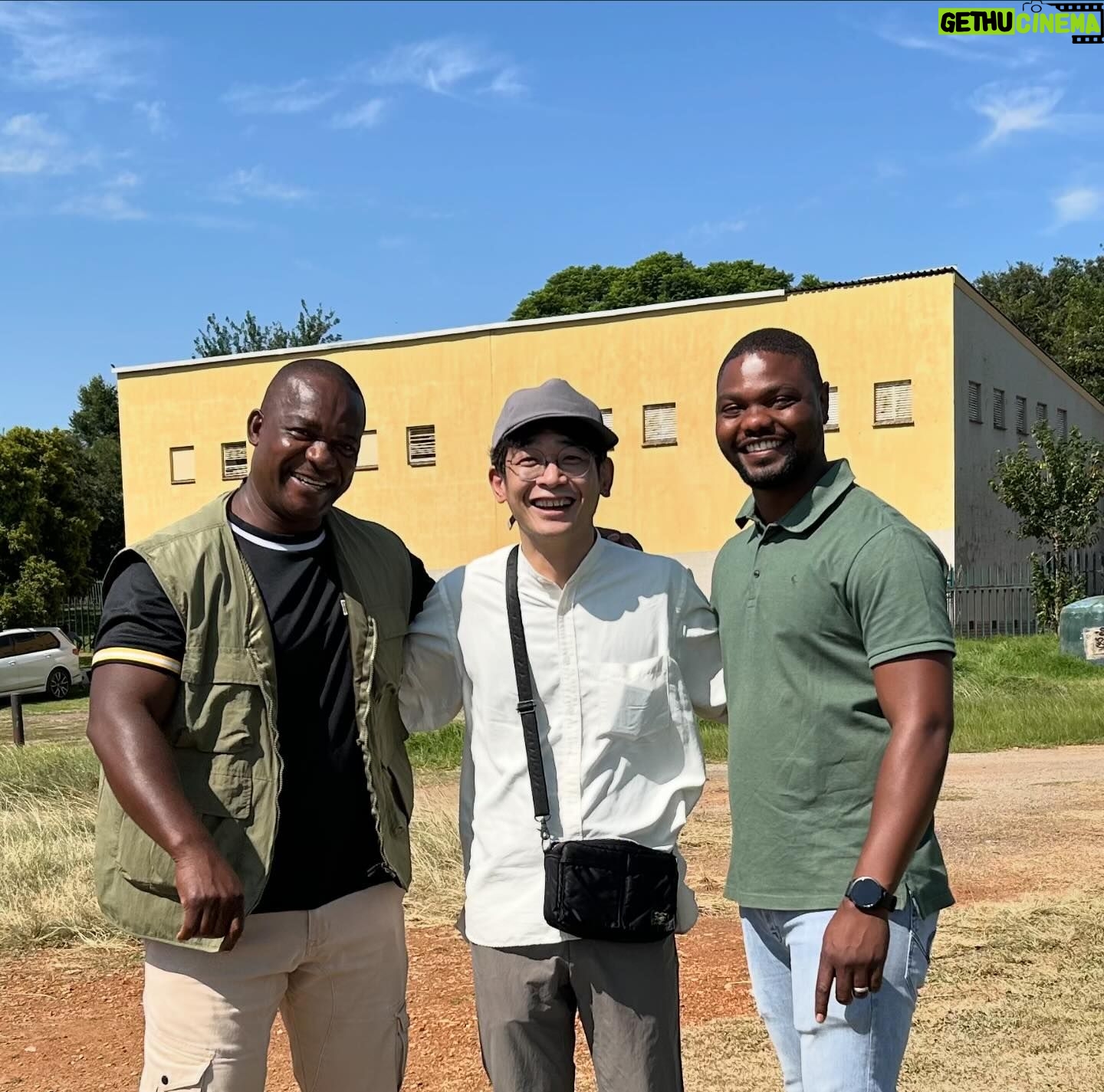 Unagi kazuHiro - 2.9K Likes - 【エジプト南アフリカ1人旅13】
これぞ南アフリカの写真。
そして空港から直行したのは野球場。
実は空港でお会いした駐在の方が、予定があって昼からしか会えないとなっていた。その予定というのがソフトボールの練習試合。ソフトボール会場まで来てくれるなら朝空港で迎えに行けますと。
国の実態がわからず1人でホテルに行くのも危なそうだったのでお言葉に甘えた。
そしてグローブを借りてノックに参加もさせてもらう。
#まさかの南アフリカ着いてすぐソフトボール
#初めての国で最速のソフトボール
#さっきまで空港にいた
#しかし元野球部
#飛行機で鈍った身体に良い運動
#全員日本人の駐在さん
#わきあいあい
#ほんまにここ南アフリカなんか?と何回か疑う
#試合には不参加
#めちゃくちゃ暇になる
#その時に黒人の方と写真
#屈強過ぎる
#南アフリカで野球が少し上手くなりました
