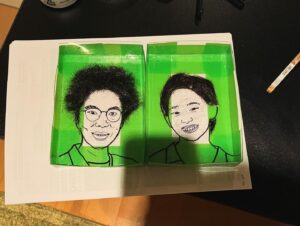 Unagi kazuHiro Instagram - 【毛顔絵】

実は半年ぐらい前に作っていたお二人。片桐仁さんと村山輝星ちゃん。番組の珍しい依頼。ただの趣味が仕事になった瞬間。作る方は何も変わらないですが。
やはり本人の毛が封筒に入って手元に送られてくる時が笑ろてしまう。本来なら捨てる物が丁寧に梱包されてくる。中身開けたら毛。
しかしこの時、女の子の髪の毛は初めて。なんか開ける時緊張感ありました。

#緊張感は開ける時だけでした
#開けたら毛
#年齢も性別も関係ない
#毛は毛
#硬さ細さは違うが皆一緒
#毛だけでは本人の顔が思い浮かばない
#ほんまに本人の毛？と疑うぐらい毛は毛
#ストレートの髪の毛は曲げるのが大変
#片桐さんは
#のせるだけ
#いや
#敷き詰める
#の方が正しいかも
#手元にはもうない作品