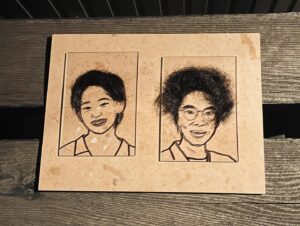 Unagi kazuHiro Instagram - 【毛顔絵】

実は半年ぐらい前に作っていたお二人。片桐仁さんと村山輝星ちゃん。番組の珍しい依頼。ただの趣味が仕事になった瞬間。作る方は何も変わらないですが。
やはり本人の毛が封筒に入って手元に送られてくる時が笑ろてしまう。本来なら捨てる物が丁寧に梱包されてくる。中身開けたら毛。
しかしこの時、女の子の髪の毛は初めて。なんか開ける時緊張感ありました。

#緊張感は開ける時だけでした
#開けたら毛
#年齢も性別も関係ない
#毛は毛
#硬さ細さは違うが皆一緒
#毛だけでは本人の顔が思い浮かばない
#ほんまに本人の毛？と疑うぐらい毛は毛
#ストレートの髪の毛は曲げるのが大変
#片桐さんは
#のせるだけ
#いや
#敷き詰める
#の方が正しいかも
#手元にはもうない作品