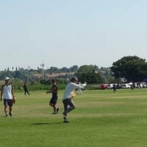 Unagi kazuHiro Instagram - 【エジプト南アフリカ1人旅13】

これぞ南アフリカの写真。
そして空港から直行したのは野球場。
実は空港でお会いした駐在の方が、予定があって昼からしか会えないとなっていた。その予定というのがソフトボールの練習試合。ソフトボール会場まで来てくれるなら朝空港で迎えに行けますと。
国の実態がわからず1人でホテルに行くのも危なそうだったのでお言葉に甘えた。

そしてグローブを借りてノックに参加もさせてもらう。

#まさかの南アフリカ着いてすぐソフトボール
#初めての国で最速のソフトボール
#さっきまで空港にいた
#しかし元野球部
#飛行機で鈍った身体に良い運動
#全員日本人の駐在さん
#わきあいあい
#ほんまにここ南アフリカなんか？と何回か疑う
#試合には不参加
#めちゃくちゃ暇になる
#その時に黒人の方と写真
#屈強過ぎる
#南アフリカで野球が少し上手くなりました