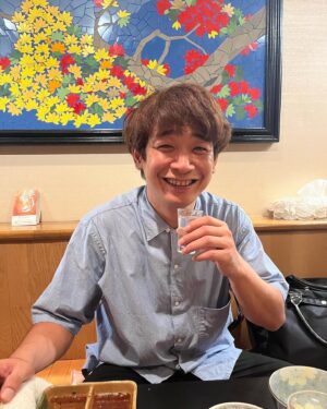 Unagi kazuHiro Instagram - 【溜まってきたので】

日本酒写真。いつも一杯目から日本酒飲みます。とりあえず日本酒。普通はビールとかやと思うのですが、炭酸が苦手。もちろんビール、チューハイ、ハイボール、シャンパンも飲めない事もないが舌、喉が痛い飲み物。どっちか言うと痛くない飲み物を飲みたい。炭酸がない中で焼酎ロック、ワイン、ウイスキーロックなども昔は飲んでましたが、日本酒の酔い方が好き。滲む様に酔う。写真を見ると自分でも良い感じの酔い方の様に思う。

#いや間違っている
#全部飲む前
#飲む前に撮ってもらっている
#まさかの一滴も飲んでない
#自分でも思う
#なんで酔うてる顔してるんやろう
#不思議
#いや最後だけ2杯目の可能性出てきた
#なんか食べた形跡ある
#てことは乾杯が終わってる
#でも飲んだこの写真が1番酔った顔してない
#なんで？
