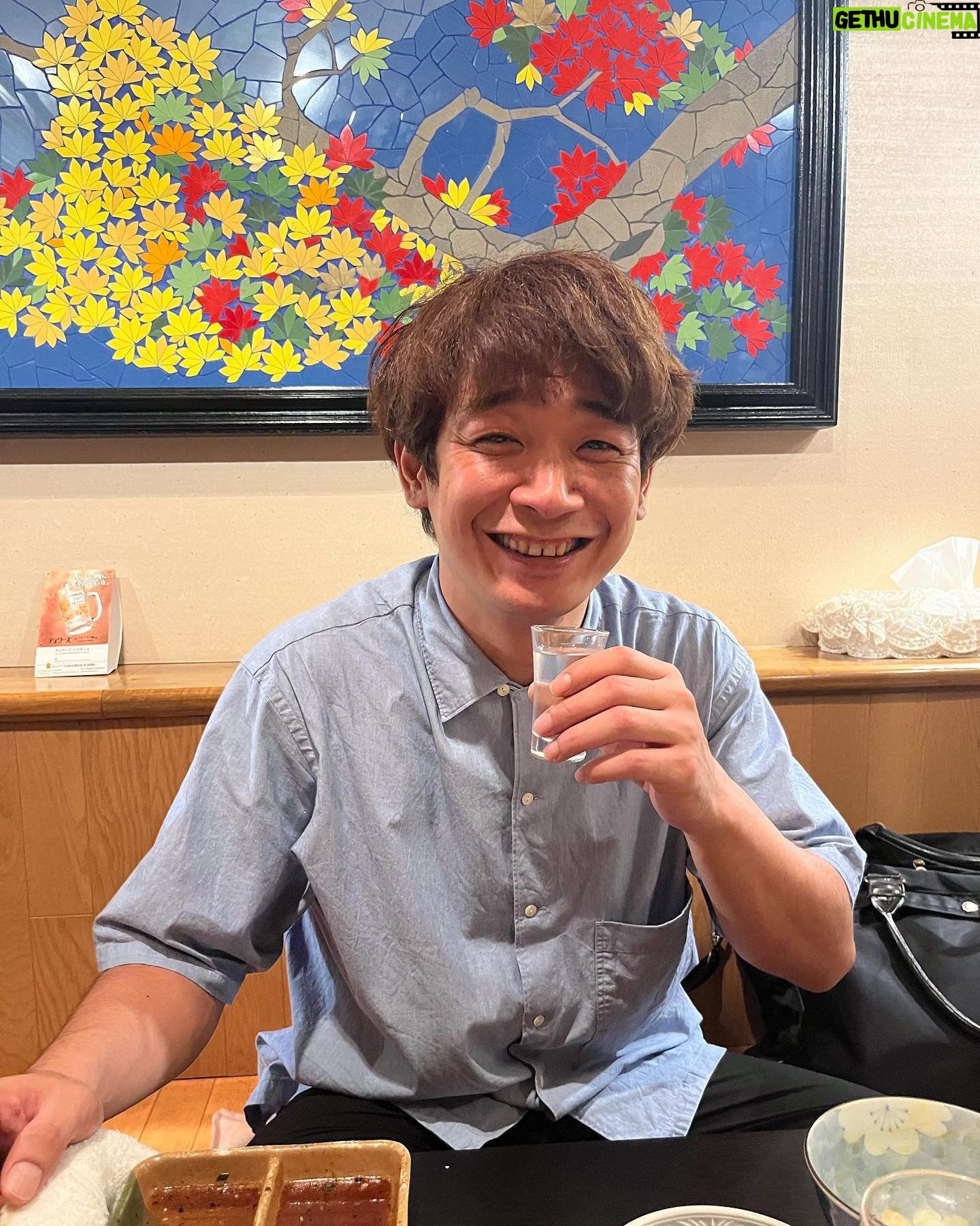 Unagi kazuHiro - 4.4K Likes - 【溜まってきたので】
日本酒写真。いつも一杯目から日本酒飲みます。とりあえず日本酒。普通はビールとかやと思うのですが、炭酸が苦手。もちろんビール、チューハイ、ハイボール、シャンパンも飲めない事もないが舌、喉が痛い飲み物。どっちか言うと痛くない飲み物を飲みたい。炭酸がない中で焼酎ロック、ワイン、ウイスキーロックなども昔は飲んでましたが、日本酒の酔い方が好き。滲む様に酔う。写真を見ると自分でも良い感じの酔い方の様に思う。
#いや間違っている
#全部飲む前
#飲む前に撮ってもらっている
#まさかの一滴も飲んでない
#自分でも思う
#なんで酔うてる顔してるんやろう
#不思議
#いや最後だけ2杯目の可能性出てきた
#なんか食べた形跡ある
#てことは乾杯が終わってる
#でも飲んだこの写真が1番酔った顔してない
#なんで?