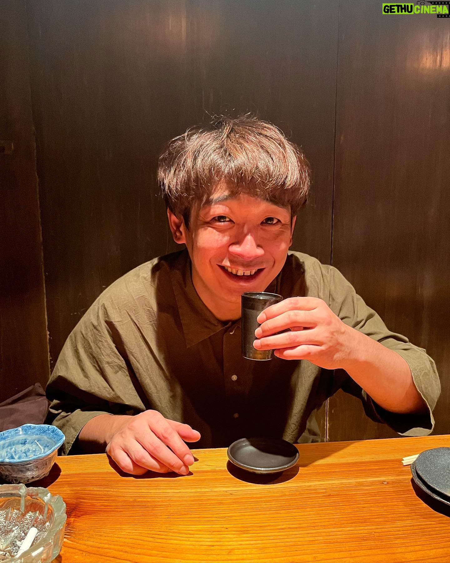 Unagi kazuHiro - 4.4K Likes - 【溜まってきたので】
日本酒写真。いつも一杯目から日本酒飲みます。とりあえず日本酒。普通はビールとかやと思うのですが、炭酸が苦手。もちろんビール、チューハイ、ハイボール、シャンパンも飲めない事もないが舌、喉が痛い飲み物。どっちか言うと痛くない飲み物を飲みたい。炭酸がない中で焼酎ロック、ワイン、ウイスキーロックなども昔は飲んでましたが、日本酒の酔い方が好き。滲む様に酔う。写真を見ると自分でも良い感じの酔い方の様に思う。
#いや間違っている
#全部飲む前
#飲む前に撮ってもらっている
#まさかの一滴も飲んでない
#自分でも思う
#なんで酔うてる顔してるんやろう
#不思議
#いや最後だけ2杯目の可能性出てきた
#なんか食べた形跡ある
#てことは乾杯が終わってる
#でも飲んだこの写真が1番酔った顔してない
#なんで?