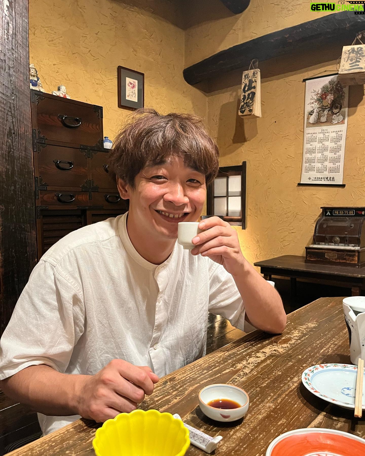 Unagi kazuHiro - 4.4K Likes - 【溜まってきたので】
日本酒写真。いつも一杯目から日本酒飲みます。とりあえず日本酒。普通はビールとかやと思うのですが、炭酸が苦手。もちろんビール、チューハイ、ハイボール、シャンパンも飲めない事もないが舌、喉が痛い飲み物。どっちか言うと痛くない飲み物を飲みたい。炭酸がない中で焼酎ロック、ワイン、ウイスキーロックなども昔は飲んでましたが、日本酒の酔い方が好き。滲む様に酔う。写真を見ると自分でも良い感じの酔い方の様に思う。
#いや間違っている
#全部飲む前
#飲む前に撮ってもらっている
#まさかの一滴も飲んでない
#自分でも思う
#なんで酔うてる顔してるんやろう
#不思議
#いや最後だけ2杯目の可能性出てきた
#なんか食べた形跡ある
#てことは乾杯が終わってる
#でも飲んだこの写真が1番酔った顔してない
#なんで?