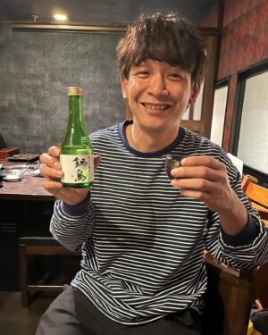 Unagi kazuHiro Instagram - 【溜まってきたので】

日本酒写真。いつも一杯目から日本酒飲みます。とりあえず日本酒。普通はビールとかやと思うのですが、炭酸が苦手。もちろんビール、チューハイ、ハイボール、シャンパンも飲めない事もないが舌、喉が痛い飲み物。どっちか言うと痛くない飲み物を飲みたい。炭酸がない中で焼酎ロック、ワイン、ウイスキーロックなども昔は飲んでましたが、日本酒の酔い方が好き。滲む様に酔う。写真を見ると自分でも良い感じの酔い方の様に思う。

#いや間違っている
#全部飲む前
#飲む前に撮ってもらっている
#まさかの一滴も飲んでない
#自分でも思う
#なんで酔うてる顔してるんやろう
#不思議
#いや最後だけ2杯目の可能性出てきた
#なんか食べた形跡ある
#てことは乾杯が終わってる
#でも飲んだこの写真が1番酔った顔してない
#なんで？