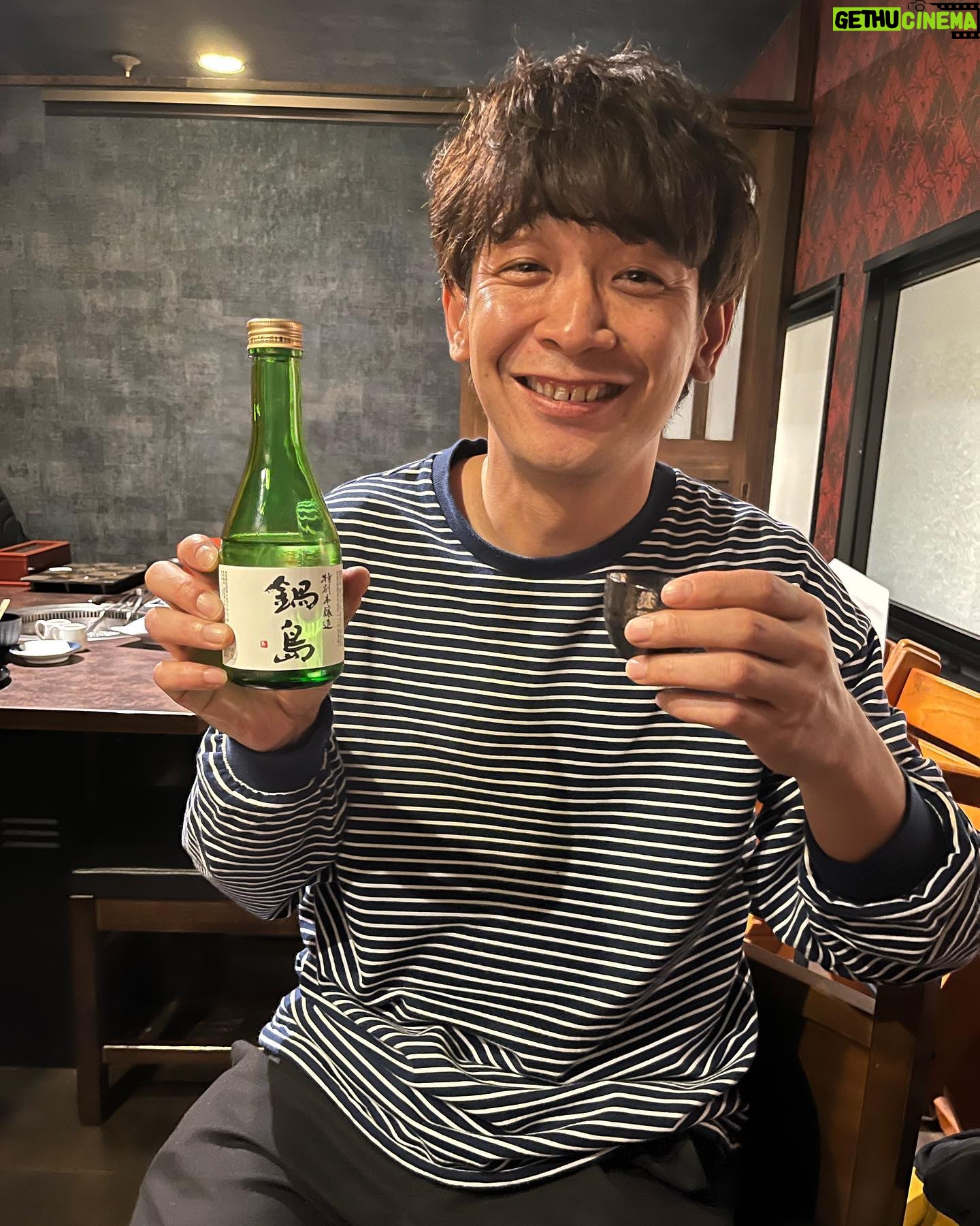 Unagi kazuHiro - 4.4K Likes - 【溜まってきたので】
日本酒写真。いつも一杯目から日本酒飲みます。とりあえず日本酒。普通はビールとかやと思うのですが、炭酸が苦手。もちろんビール、チューハイ、ハイボール、シャンパンも飲めない事もないが舌、喉が痛い飲み物。どっちか言うと痛くない飲み物を飲みたい。炭酸がない中で焼酎ロック、ワイン、ウイスキーロックなども昔は飲んでましたが、日本酒の酔い方が好き。滲む様に酔う。写真を見ると自分でも良い感じの酔い方の様に思う。
#いや間違っている
#全部飲む前
#飲む前に撮ってもらっている
#まさかの一滴も飲んでない
#自分でも思う
#なんで酔うてる顔してるんやろう
#不思議
#いや最後だけ2杯目の可能性出てきた
#なんか食べた形跡ある
#てことは乾杯が終わってる
#でも飲んだこの写真が1番酔った顔してない
#なんで?