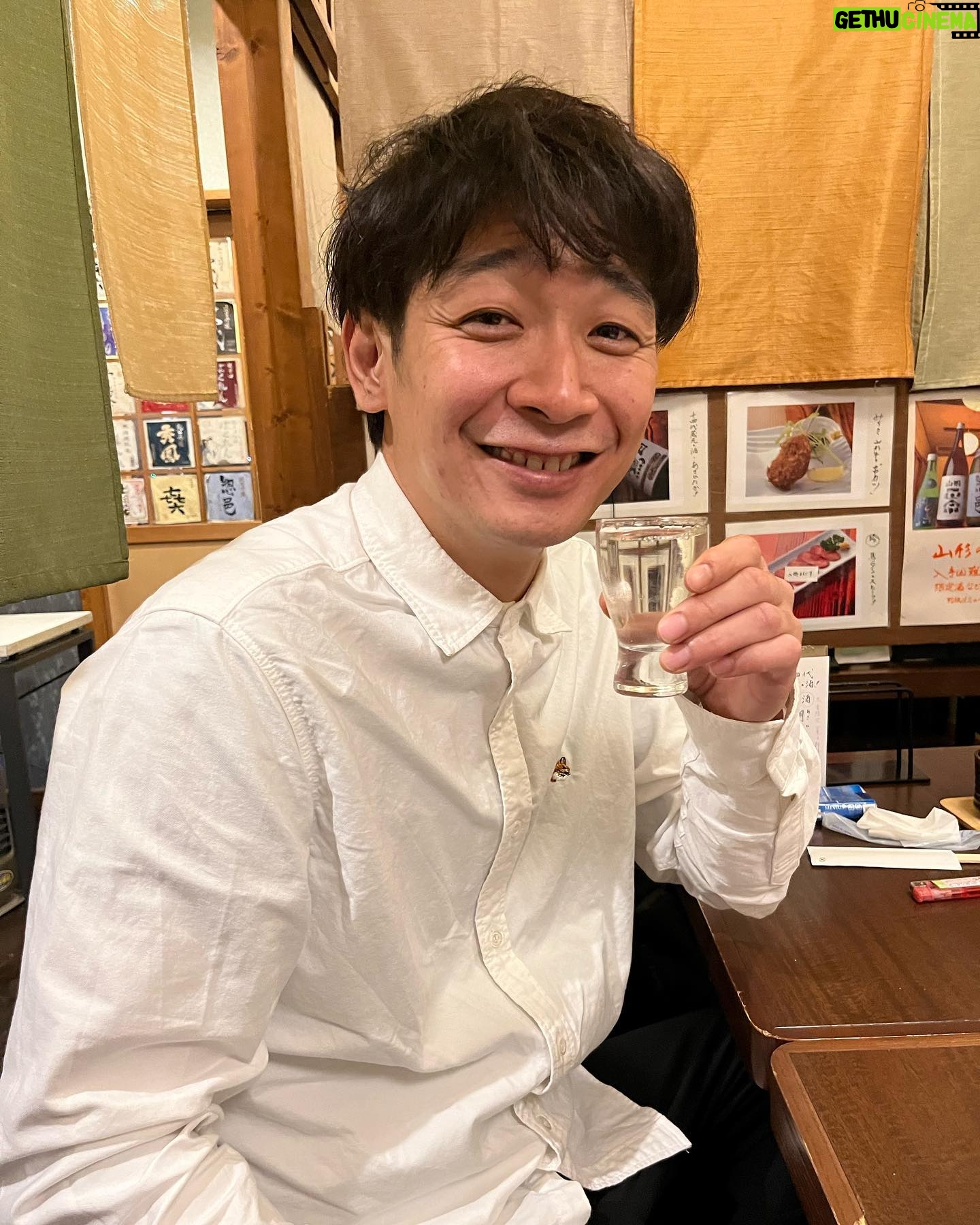 Unagi kazuHiro - 4.4K Likes - 【溜まってきたので】
日本酒写真。いつも一杯目から日本酒飲みます。とりあえず日本酒。普通はビールとかやと思うのですが、炭酸が苦手。もちろんビール、チューハイ、ハイボール、シャンパンも飲めない事もないが舌、喉が痛い飲み物。どっちか言うと痛くない飲み物を飲みたい。炭酸がない中で焼酎ロック、ワイン、ウイスキーロックなども昔は飲んでましたが、日本酒の酔い方が好き。滲む様に酔う。写真を見ると自分でも良い感じの酔い方の様に思う。
#いや間違っている
#全部飲む前
#飲む前に撮ってもらっている
#まさかの一滴も飲んでない
#自分でも思う
#なんで酔うてる顔してるんやろう
#不思議
#いや最後だけ2杯目の可能性出てきた
#なんか食べた形跡ある
#てことは乾杯が終わってる
#でも飲んだこの写真が1番酔った顔してない
#なんで?