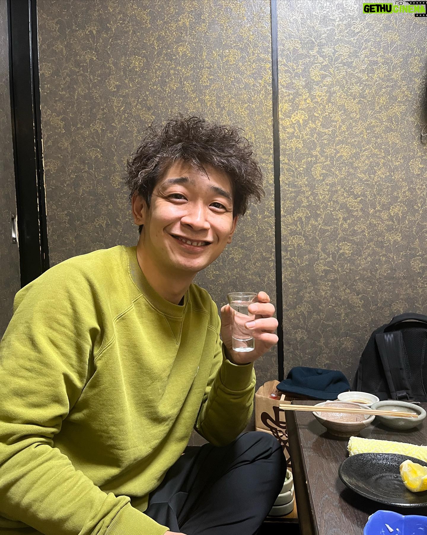 Unagi kazuHiro - 4.4K Likes - 【溜まってきたので】
日本酒写真。いつも一杯目から日本酒飲みます。とりあえず日本酒。普通はビールとかやと思うのですが、炭酸が苦手。もちろんビール、チューハイ、ハイボール、シャンパンも飲めない事もないが舌、喉が痛い飲み物。どっちか言うと痛くない飲み物を飲みたい。炭酸がない中で焼酎ロック、ワイン、ウイスキーロックなども昔は飲んでましたが、日本酒の酔い方が好き。滲む様に酔う。写真を見ると自分でも良い感じの酔い方の様に思う。
#いや間違っている
#全部飲む前
#飲む前に撮ってもらっている
#まさかの一滴も飲んでない
#自分でも思う
#なんで酔うてる顔してるんやろう
#不思議
#いや最後だけ2杯目の可能性出てきた
#なんか食べた形跡ある
#てことは乾杯が終わってる
#でも飲んだこの写真が1番酔った顔してない
#なんで?