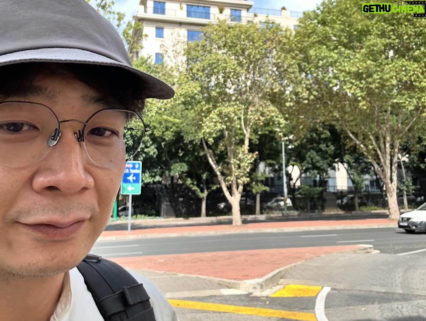 Unagi kazuHiro - 4.2K Likes - 【エジプト南アフリカ1人旅18】
ホテル朝一。この日の夜には飛行機20時間なので睡眠は程々に。シャレにならんぐらい美味かったカップ麺とタバコ。南アフリカはスーパーカップ。ラグビーのワールドカップがあったから、カップ繋がりで覚えやすいように。一生忘れない。
いよいよ1人。カウンターでレッドバスと伝える。ホテルの敷地内で待機と言われる。赤バスが来たら案内してくれると。ほんまに勝手に外出たらあかんねや。
道路側から手招きされて向かう。赤バスが来た。
#乗り込む
#せっかくなら2階へ
#まさかのいかつい人と2人
#一瞬目が合う
#なんか言うてきそうな間があった
#何も言うてこず
#英語喋れないのでホッとする