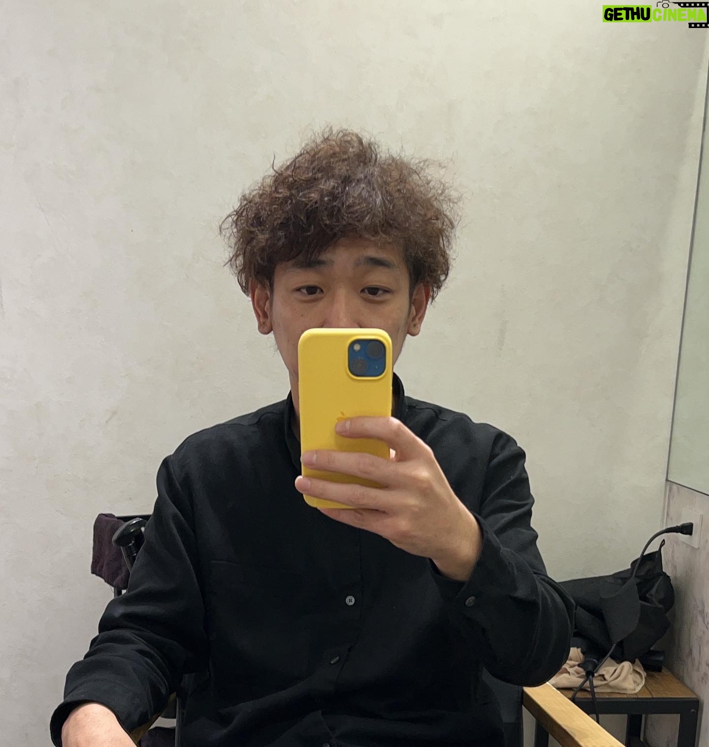 Unagi kazuHiro - 3.8K Likes - 【2023年】
今年も1年ありがとうございました!
単独ツアー、47都道府県ツアー、海外1人旅、乳首アート個展、毛のアート個展、バイク旅など1年色々ありましたが、最後に1つ思い残してた事をやり終えました。
#パーマ
#年末パーマ
#年越しパーマ
#おまかせでパーマ
#パーマはあんまりおまかせでと言わないらしいということを知る
#目をつぶって頭触ると
#被ってないのにニット帽触ってるみたいな感じ
#よいお年を
