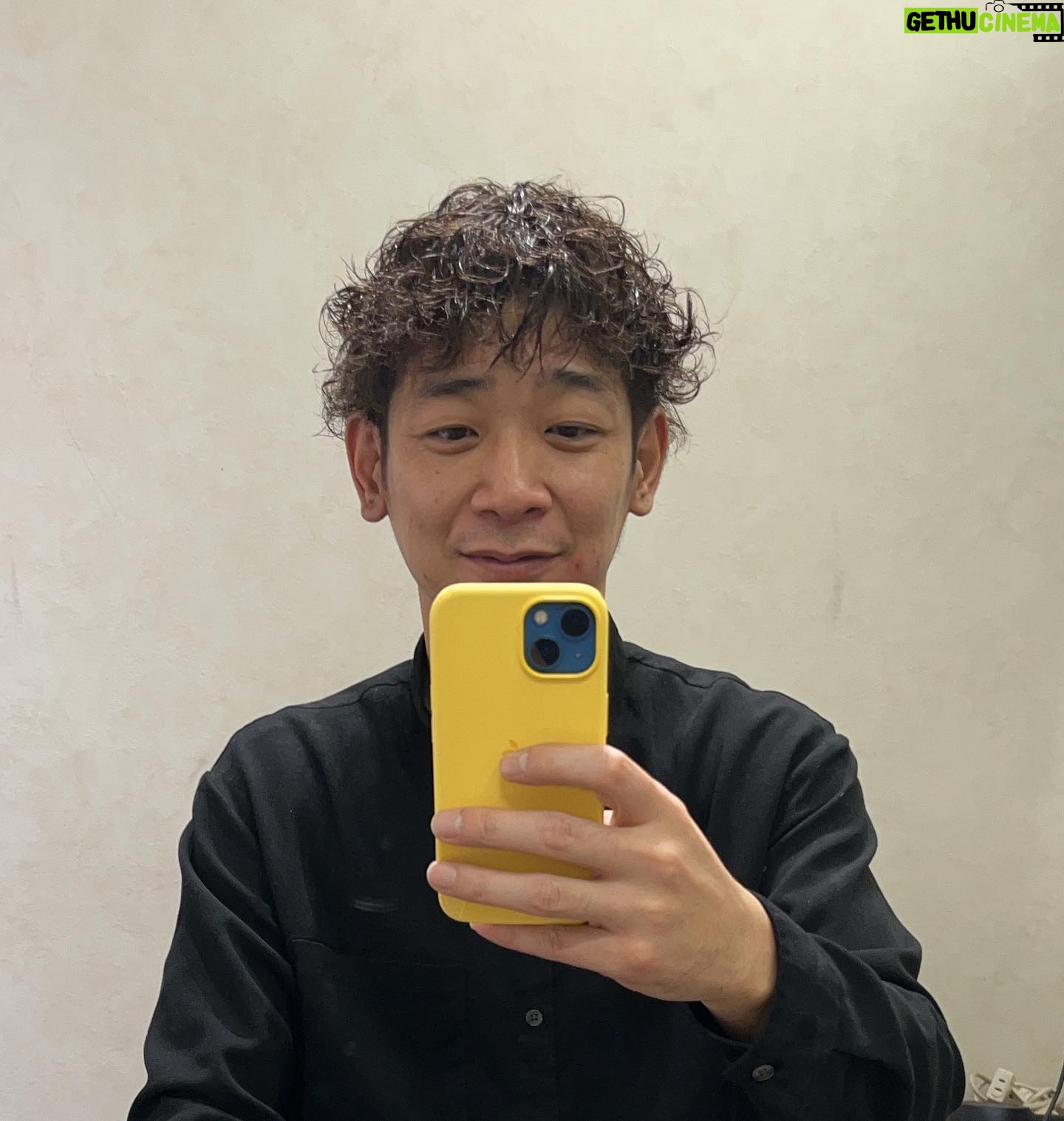 Unagi kazuHiro - 3.8K Likes - 【2023年】
今年も1年ありがとうございました!
単独ツアー、47都道府県ツアー、海外1人旅、乳首アート個展、毛のアート個展、バイク旅など1年色々ありましたが、最後に1つ思い残してた事をやり終えました。
#パーマ
#年末パーマ
#年越しパーマ
#おまかせでパーマ
#パーマはあんまりおまかせでと言わないらしいということを知る
#目をつぶって頭触ると
#被ってないのにニット帽触ってるみたいな感じ
#よいお年を