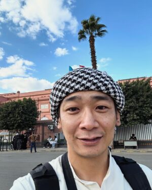 Unagi kazuHiro Instagram - 【エジプト南アフリカ1人旅⑨】

とうとう1人になりました。
15時になったのでエジプト在住の方とお別れ。タクシーを見送り、この時は一瞬不安が押し寄せます。エジプトで1人や、どうしよ…。でもこれが醍醐味なんです。

とりあえずエジプト博物館へ。入場料をなんとか支払い、ツタンカーメンの黄金マスクを見に行きました。

#忘れてた
#博物館の説明見ても何もわからん
#アラビア語と英語の説明文
#感じるしかない
#でも単純にかっこいい
#ツタンカーメンマスクどこや
#人だかりできてる 
#ここか
#ツタンカーメンこんなんやっけ？
#やはり違う
#これか？
#違う
#こんな人っぽくない
#どこや？
#諦めずによかった
#やっとツタンカーメンの黄金マスク発見
#写真禁止でした
#なんで？
#あと野犬多い
#なんで？