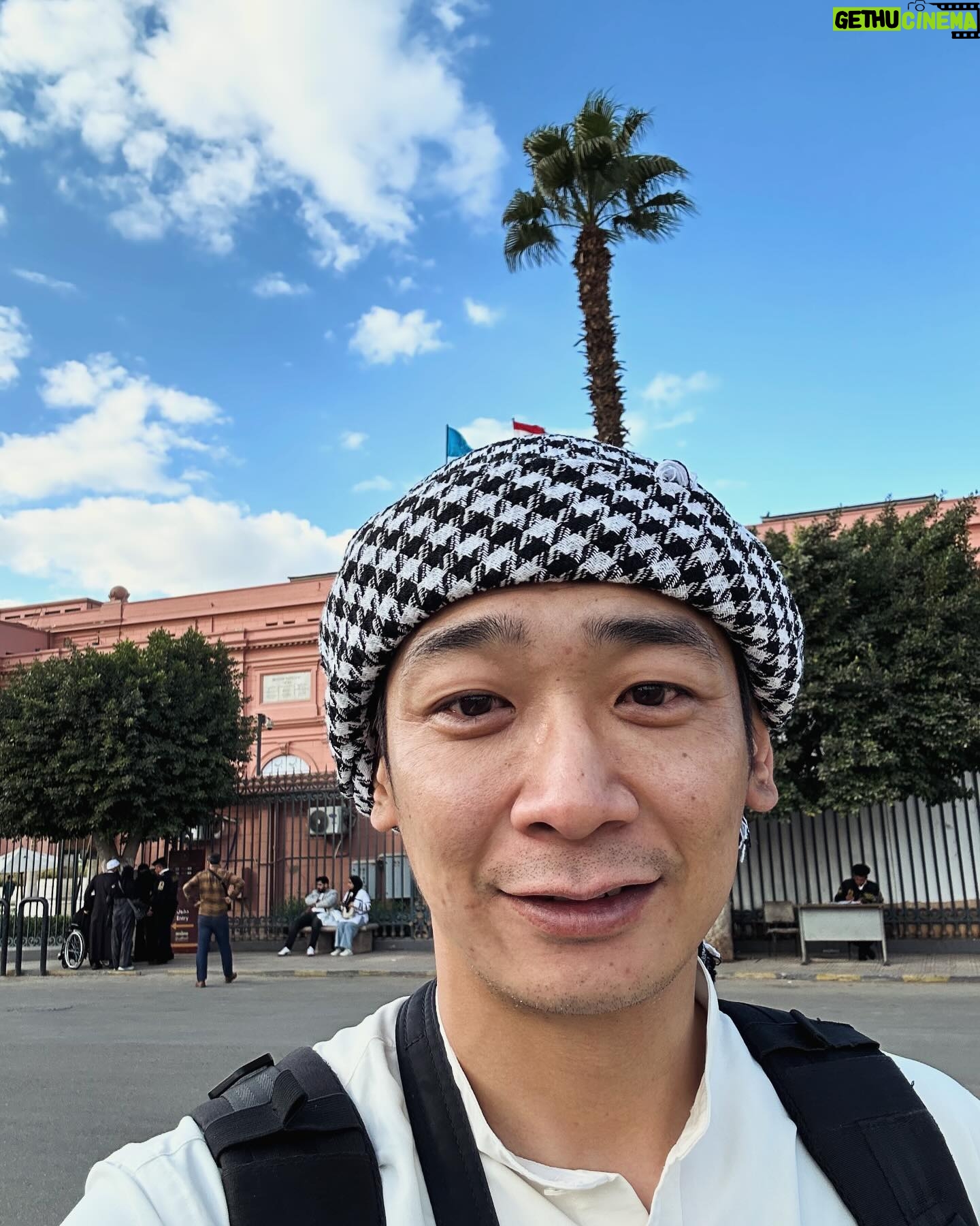 Unagi kazuHiro - 2.5K Likes - 【エジプト南アフリカ1人旅⑨】
とうとう1人になりました。
15時になったのでエジプト在住の方とお別れ。タクシーを見送り、この時は一瞬不安が押し寄せます。エジプトで1人や、どうしよ…。でもこれが醍醐味なんです。
とりあえずエジプト博物館へ。入場料をなんとか支払い、ツタンカーメンの黄金マスクを見に行きました。
#忘れてた
#博物館の説明見ても何もわからん
#アラビア語と英語の説明文
#感じるしかない
#でも単純にかっこいい
#ツタンカーメンマスクどこや
#人だかりできてる
#ここか
#ツタンカーメンこんなんやっけ?
#やはり違う
#これか?
#違う
#こんな人っぽくない
#どこや?
#諦めずによかった
#やっとツタンカーメンの黄金マスク発見
#写真禁止でした
#なんで?
#あと野犬多い
#なんで?